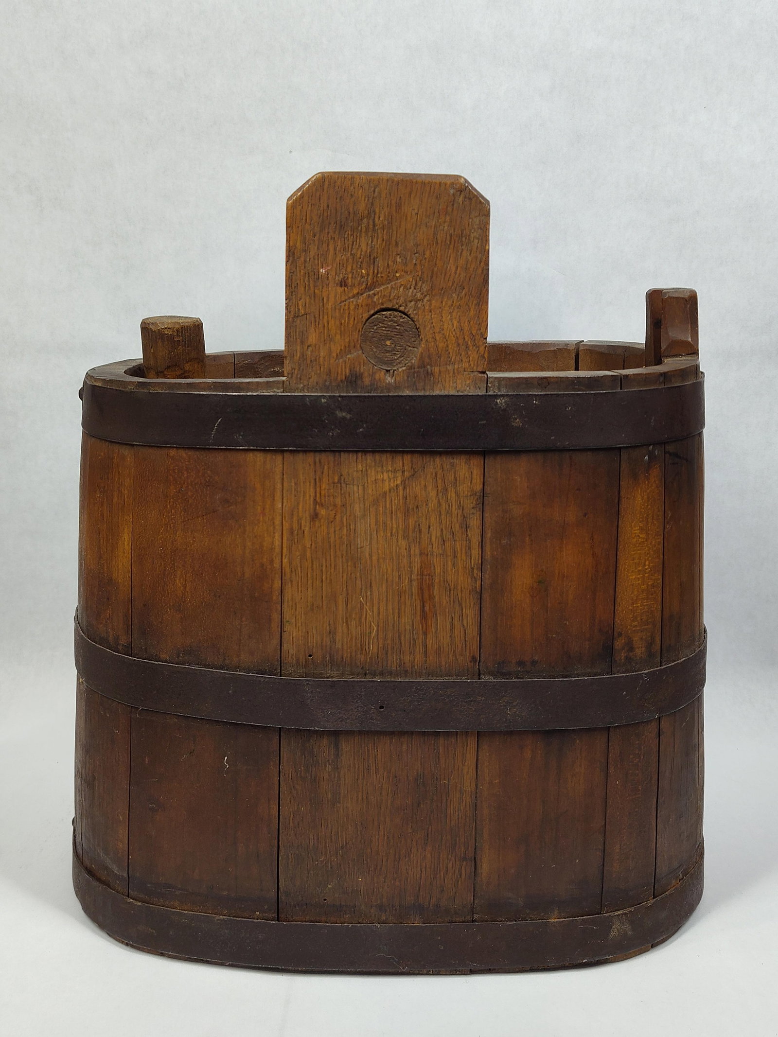 Great primitive wood staved Wagon Water Vessel: Shows a minor chip on spout, otherwise in great tight condition!! 12in long 7.5in wide 14.5in tall.