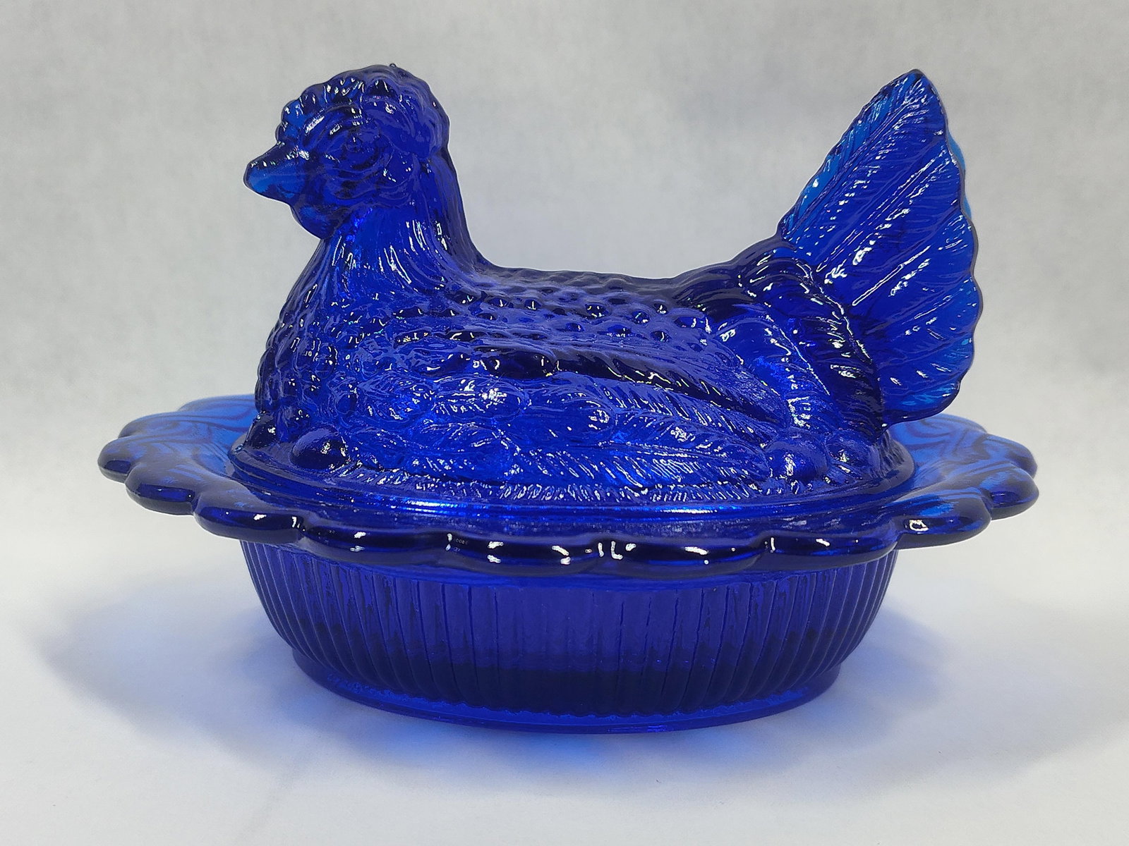 VTG Mosser Cobalt Blue Hen on Nest Covered Dish: Showing no chips, cracks or breaks being full sized with a scalloped edge measuring 7 in L 