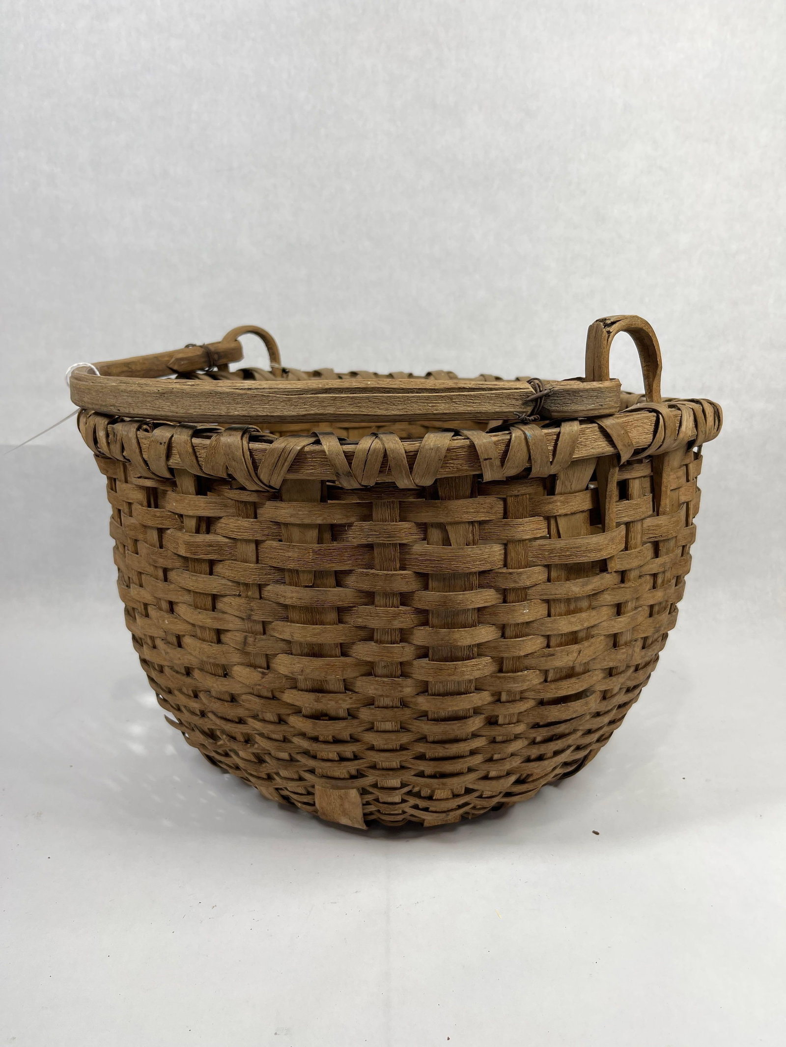 Oak Splint Wood Swing Handle Basket: Very nice condition. 16x11