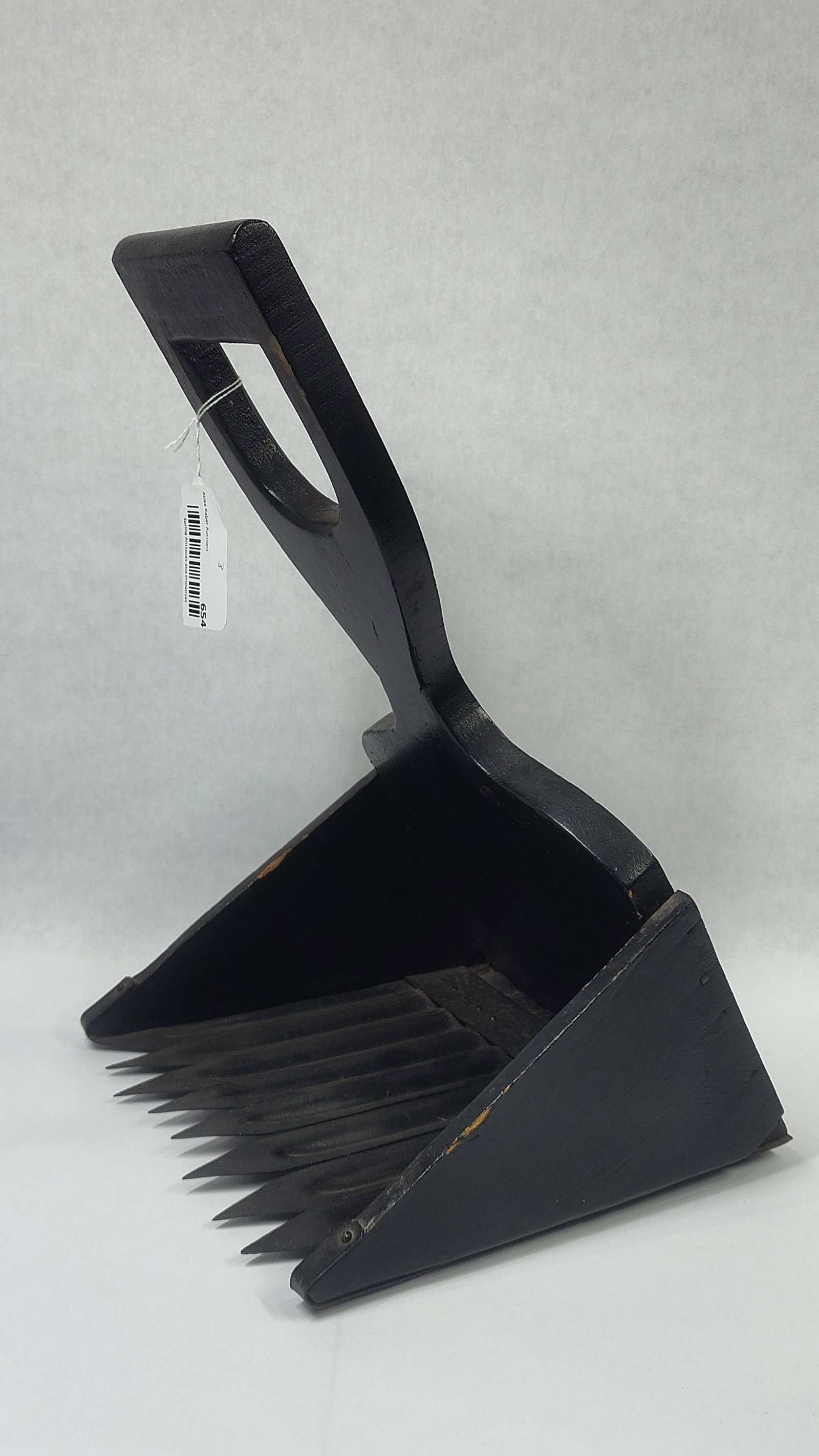 Painted Cranberry Scoop: Metal teeth with a nice wooden body. 11z10x17
