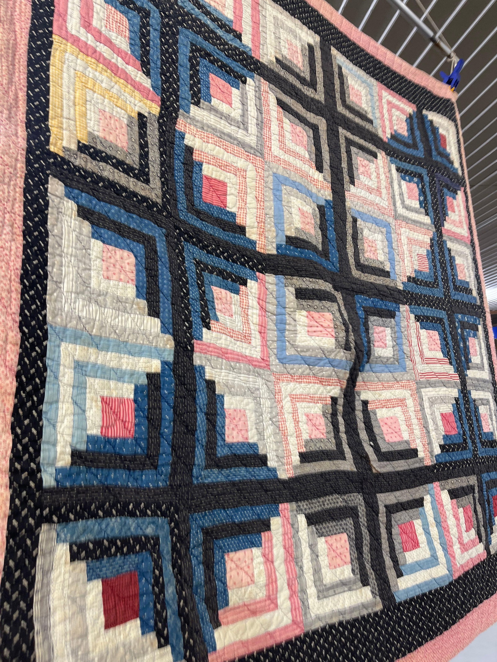 Hand Stitched barn Raising Log Cabin Quilt: A wonderful pattern,minor stains to rear side. 69x78