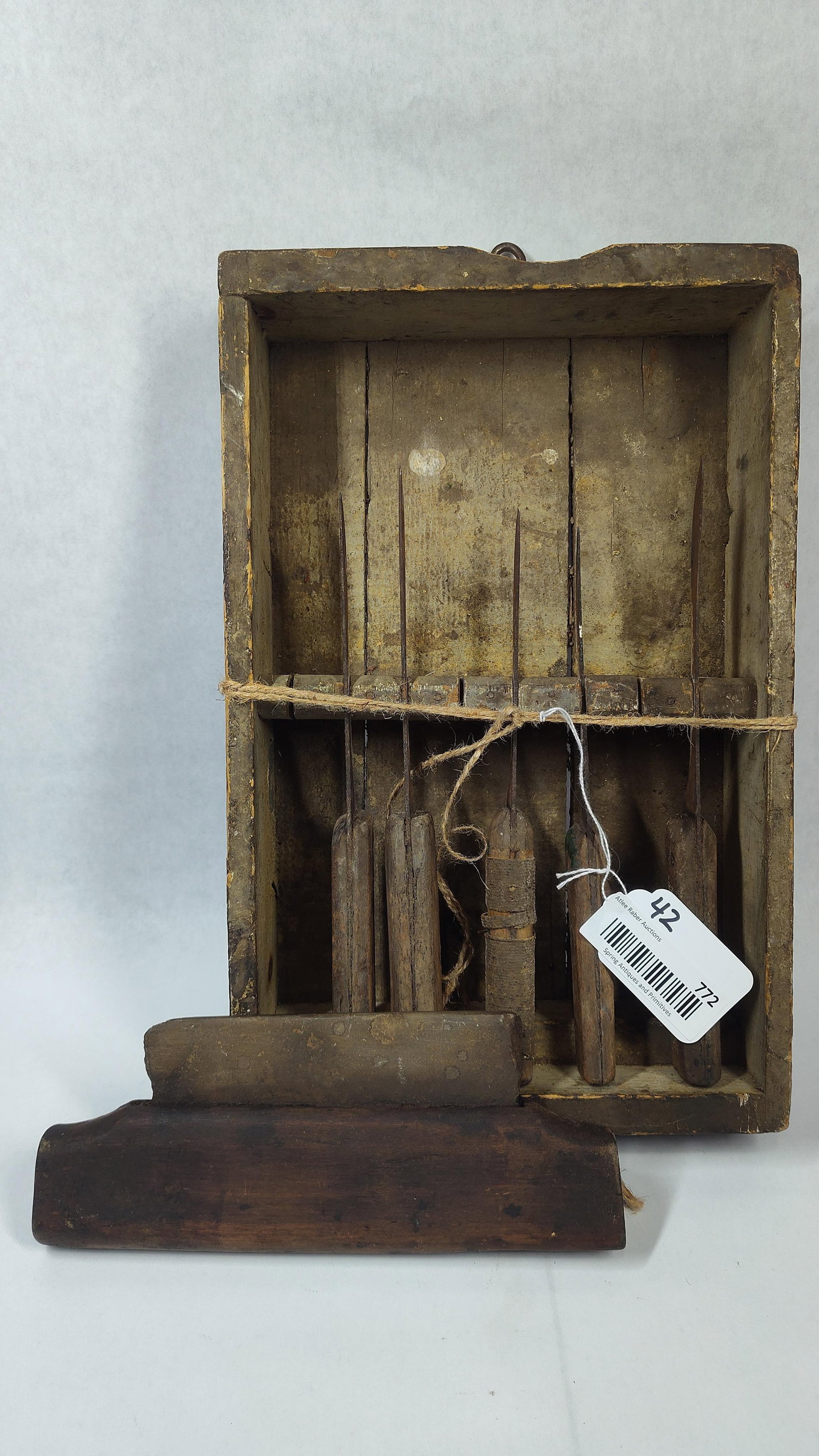 Old Primitive Cottage Knife Box and Scraper: Dovetailed wood Winchester box holds 5 older knives. A unique scrapper tool is included. 