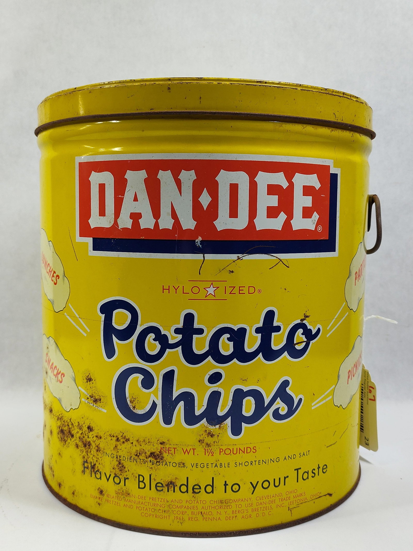 Dan-Dee Potato Chip Company 1 1/2 Pound Lithographed Metal Advertising Tin, 1961: Dan-Dee Potato Chip Company advertising tin, produced in 1961. This cylindrical lithographed metal container features a bright yellow ground with a removable lid and a wire bale handle for transport.