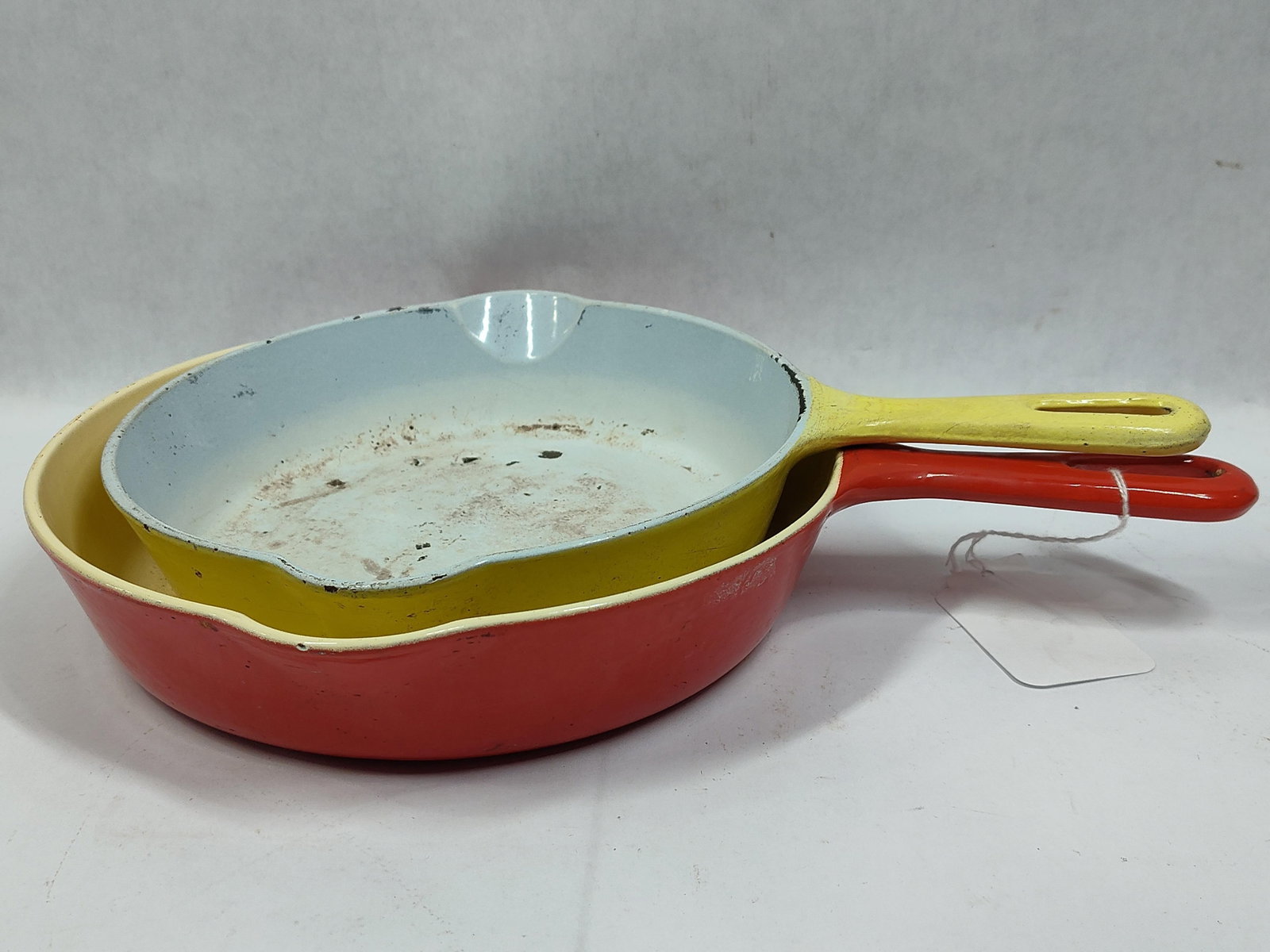 A Pair of Griswold Enameled Cast Iron Skillets, No. 5 and No. 6: This lot features twoenameled cast iron skillets manufactured by the Griswold Manufacturing Company in Erie, Pennsylvania, dating to the mid-20th century. The set consists of one No. 5 skillet and