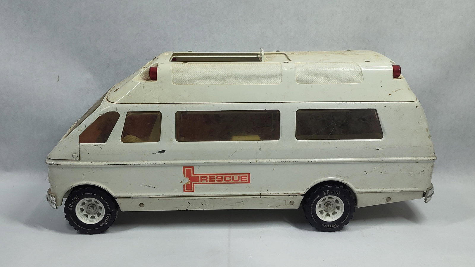 Tonka Rescue Ambulance Van (1 of 5)
