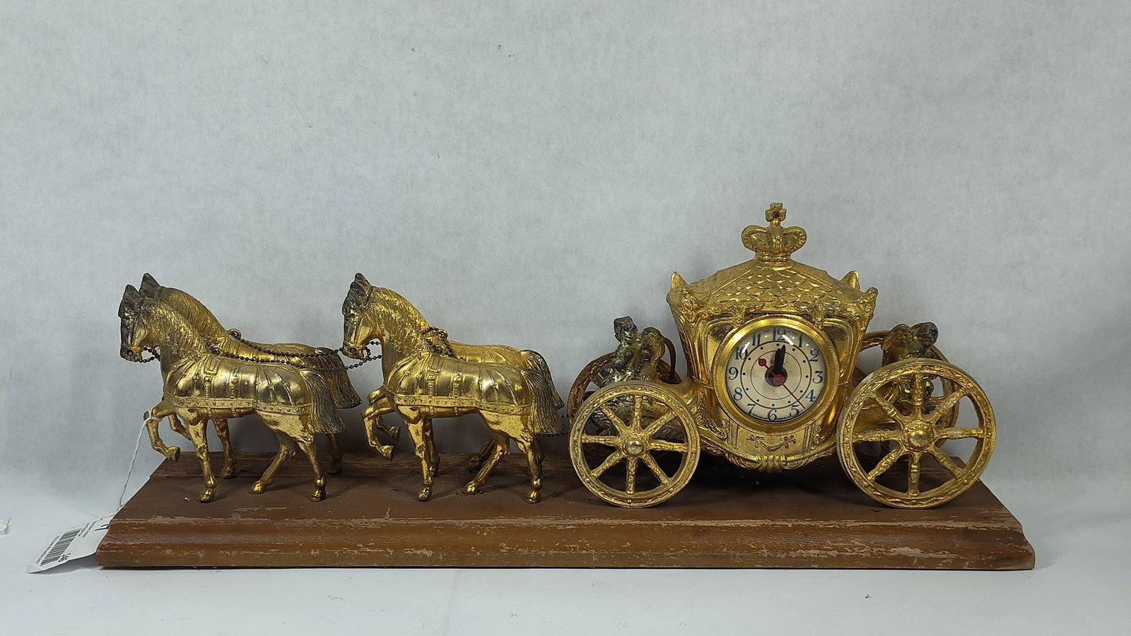 United Clock Corp. Gold-Tone Spelter Electric Horse and Carriage Mantel Clock (1 of 7)