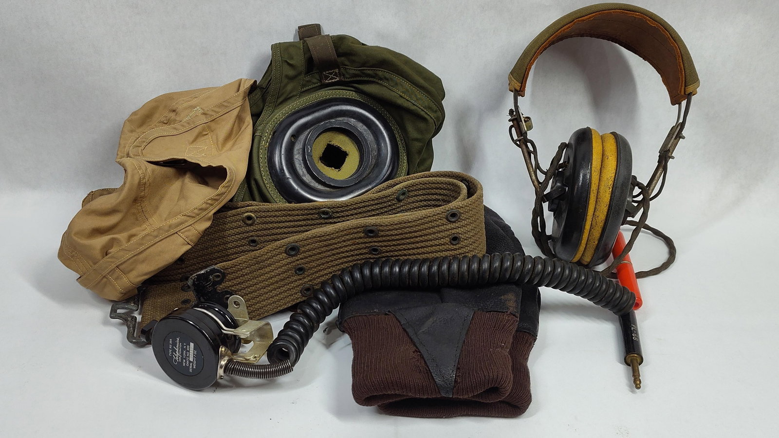 WWII US Navy and USAAF Aviation Equipment and Personal Gear (1 of 8)