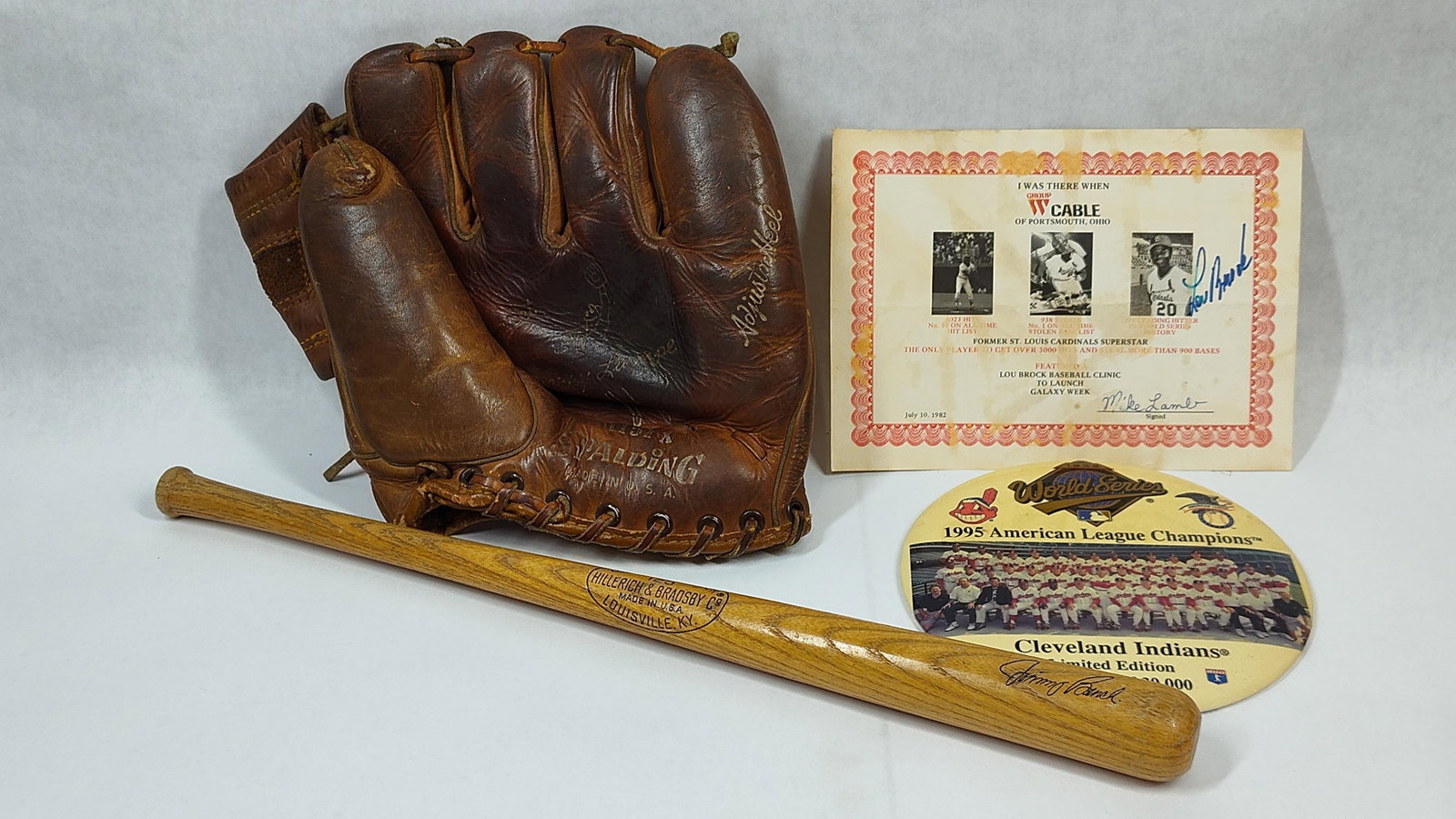 and Commemorative Baseball Memorabilia Including Spalding Johnny Lumpe Model Glove and Johnny Bench: and commemorative baseball memorabilia. The lot includes aSpalding leather fielder's glove, model 1151 X, manufactured in the U.S.A. The palm features a facsimile signature of player Johnny Lumpe alon