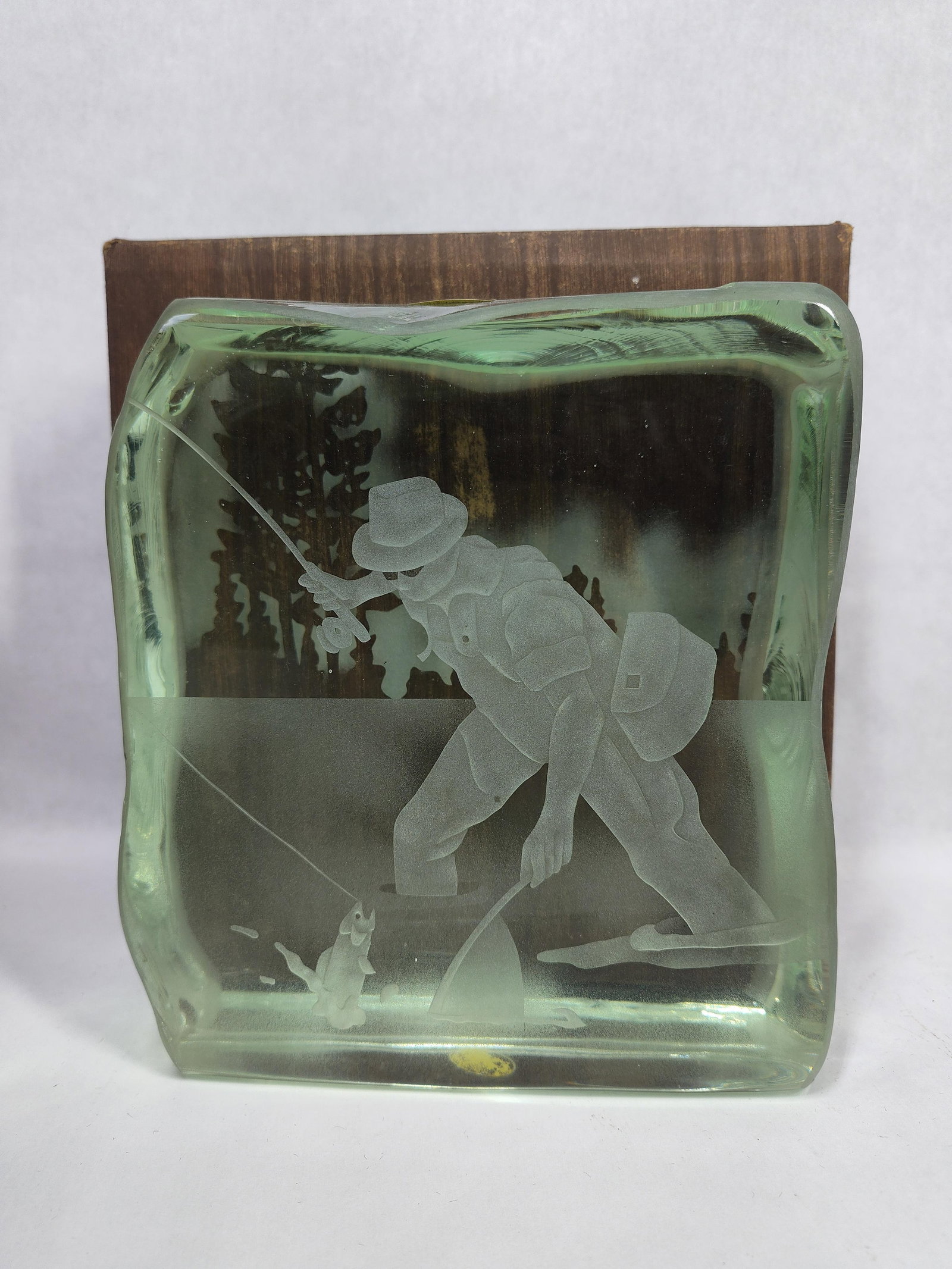 Michael Yates Artistry In Glass Carved Crystal Fly Fisherman Plaque (1 of 3)