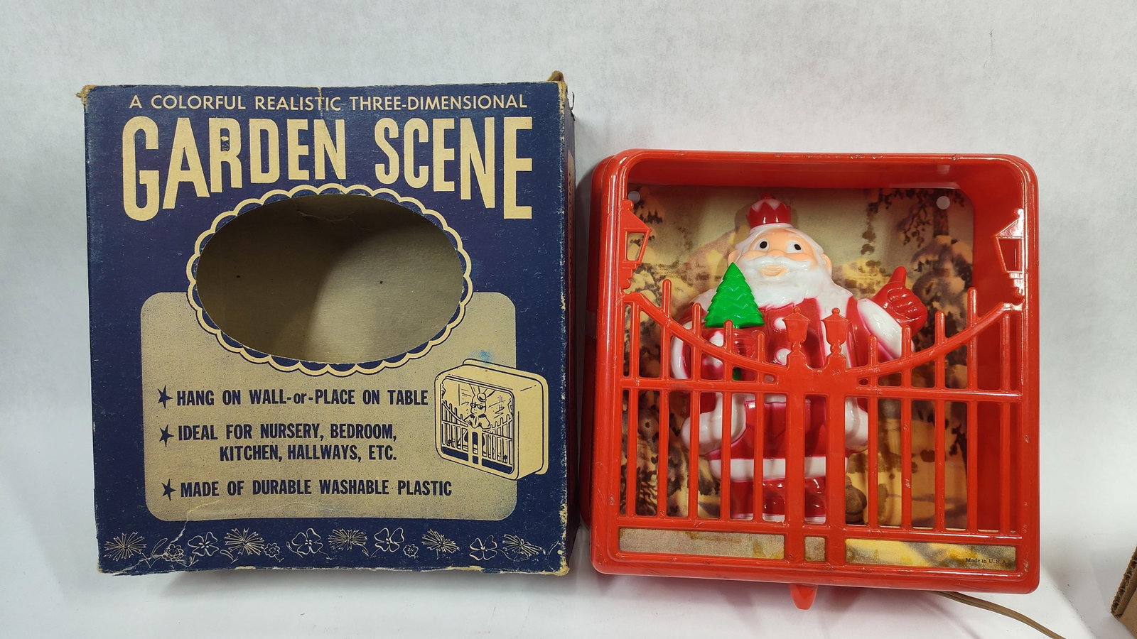 Harett-Gilmar Illuminated 3D Garden Scene Santa Claus Christmas Decoration with Original Box: Thismid-century illuminated 3D shadowbox Christmas decoration was manufactured by Harett-Gilmar of New York City as part of their Garden Scene product line. The unit consists of a molded plastic housi