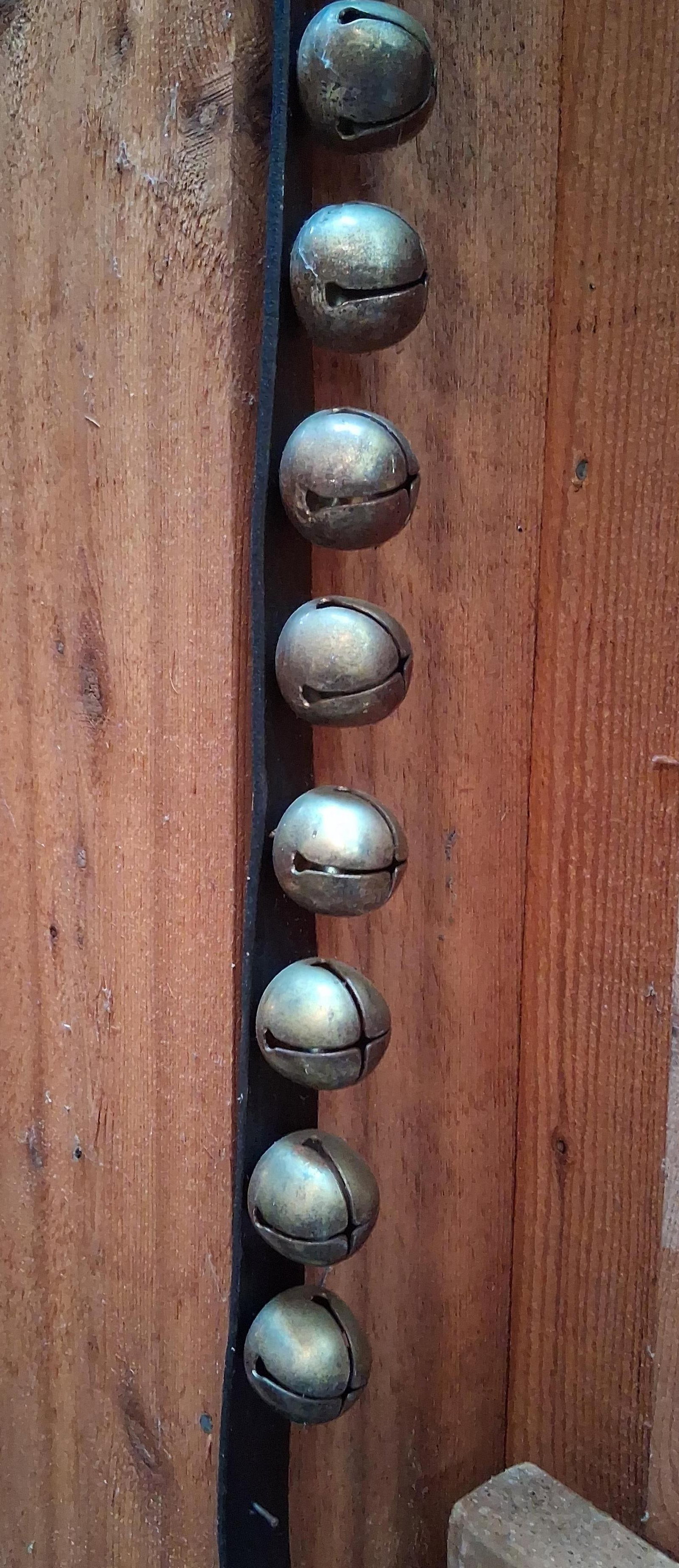 Set Antique Graduated Brass Petal Sleigh Bells (1 of 5)