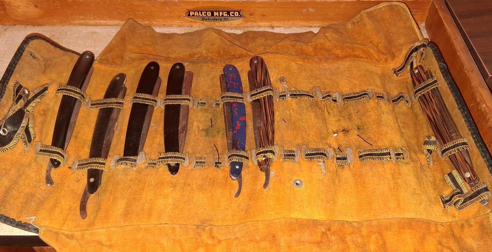 7 Vtg Straight Razors w/ Travel Roll & Case: An assortment of seven vintage straight razors featuring a variety of American and English manufacturers. The collection includes razors with carbon steel blades and scales composed of black hard rubb