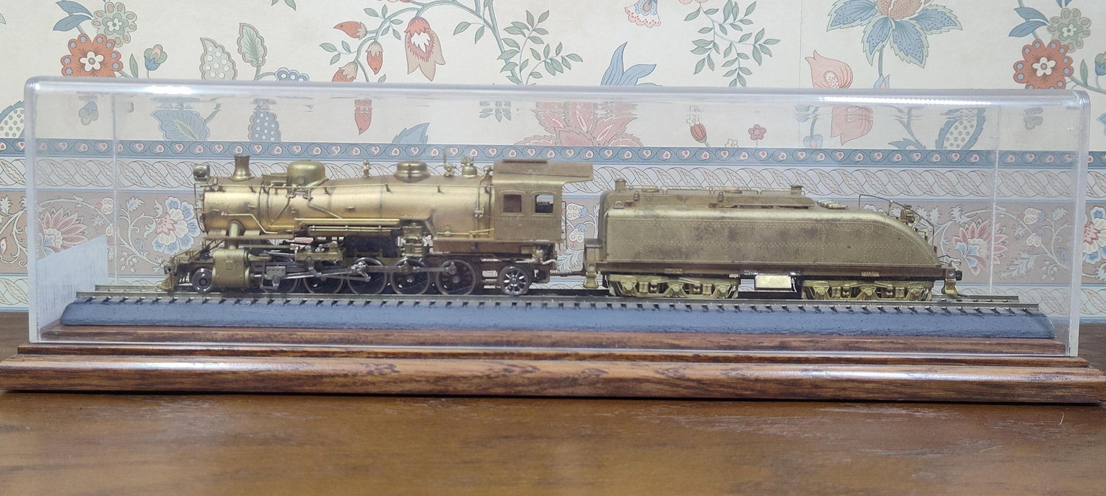 HO Scale Brass Trains: This HO scale brass model of a 2-8-2 Mikado steam locomotive and Vanderbilt tender is attributed to Pacific Fast Mail (PFM) and was manufactured by SKI, modeled after the Great Northern Railway O-1