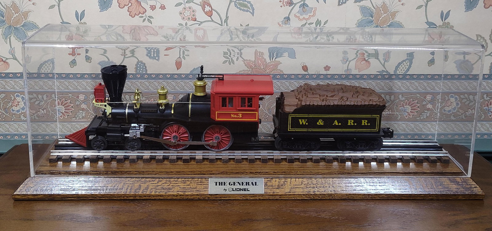 Lionel O Gauge W.&A.R.R. The General 4-4-0 w/ Case: This is a Lionel O gauge model of the historic Western & Atlantic Railroad steam locomotive No. 3, known as The General. The locomotive and tender are presented as a commemorative display piece. The l