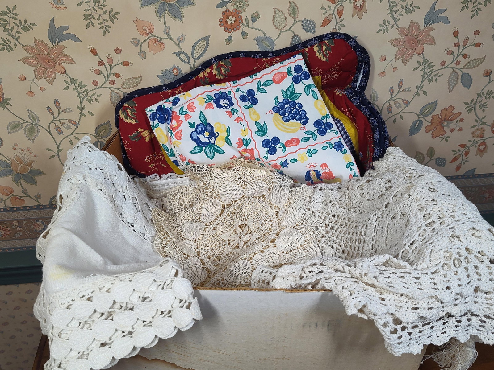 Vtg Domestic Textiles, Linens & Lace Collection: A group lot of vintage household textiles and linens featuring a variety of styles and construction techniques. The collection includes multiple hand-crocheted and machine-made lace pieces, including