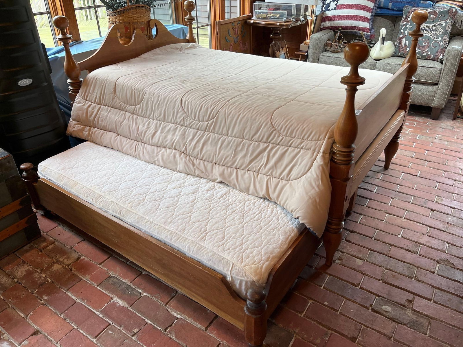 Colonial Revival Maple Cannonball Full Size Trundle Bed (1 of 4)