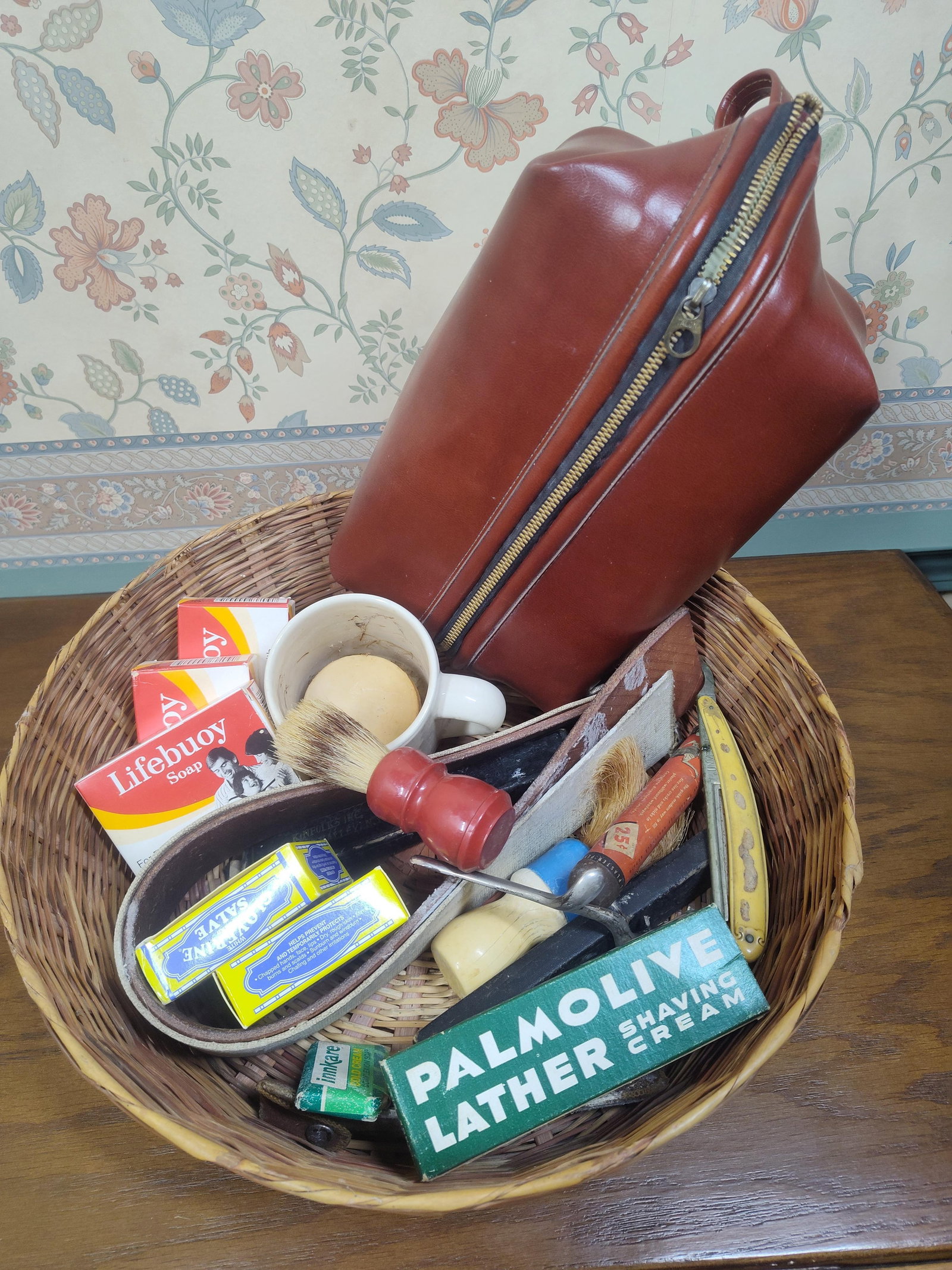 Vtg Men's Grooming Set w/ Leather Toiletry Bag (1 of 5)