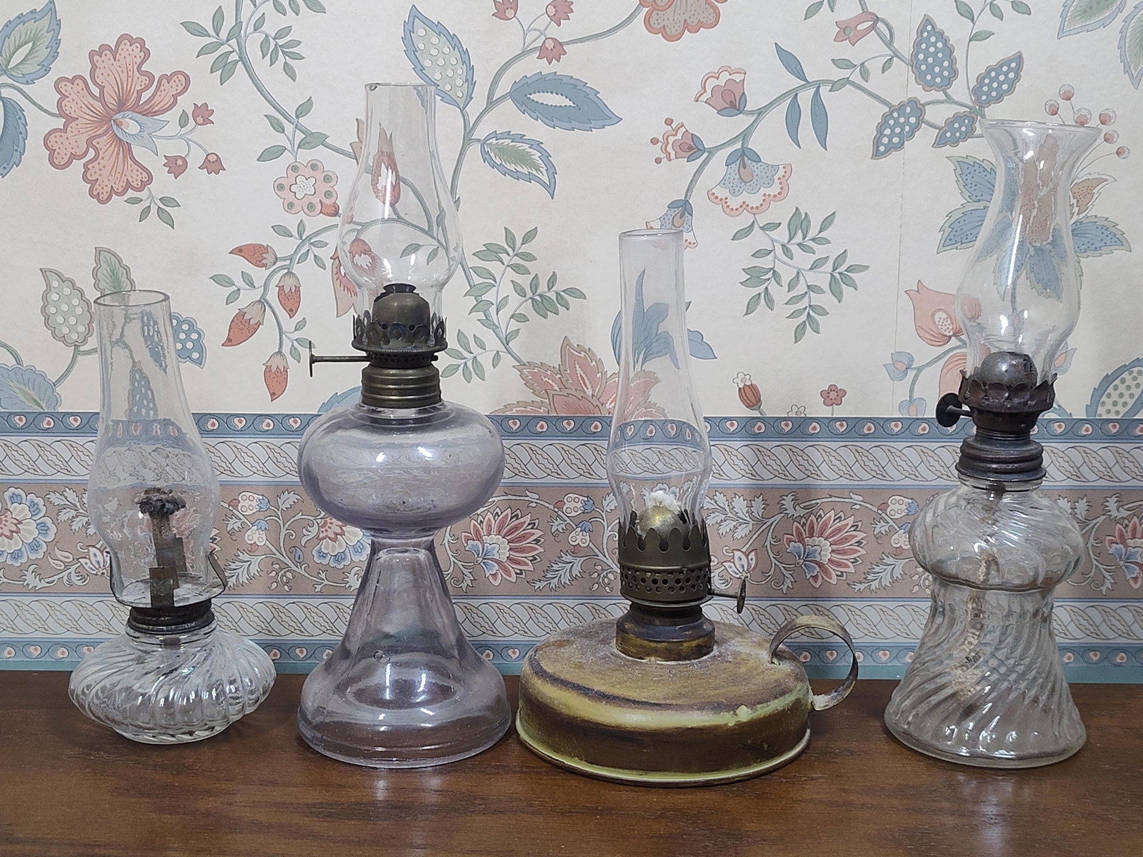 Antique & Vtg Glass & Brass Kerosene Lamps (1 of 3)