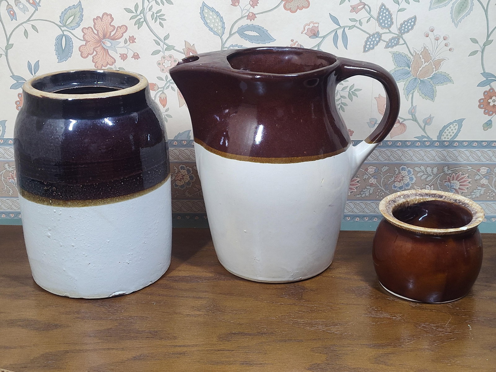 Trio American Utilitarian Pottery w/ Hull Bean Pot: This lot comprises three pieces of American utility pottery including two-tone stoneware and a marked Hull Pottery vessel. The collection includes a small, bulbous individual bean pot manufactured by