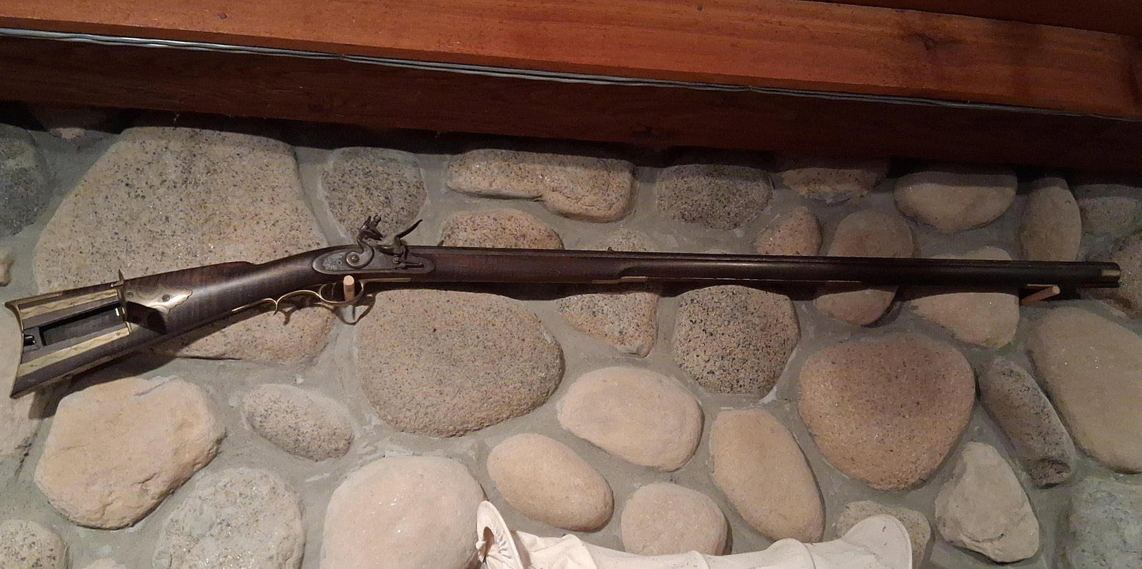 American Kentucky Style Flintlock Long Rifle Wall Hanger: 41.5, octogon barrel. No markings. Tiger maple stock. This single muzzleloading flintlock long rifle is designed in the traditional American Kentucky or Pennsylvania style, featuring a full-length