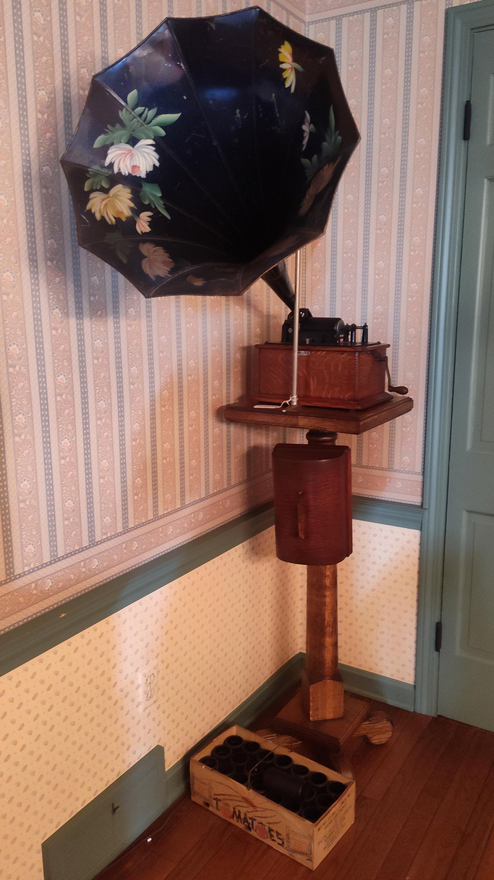 Edison Fireside Phonograph w/ Morning Glory Horn: This antique Thomas A. Edison cylinder phonograph is a Fireside model, featuring a quarter-sawn oak cabinet with a side-mounted metal hand crank. The black-finished metal bedplate bears the trademark 