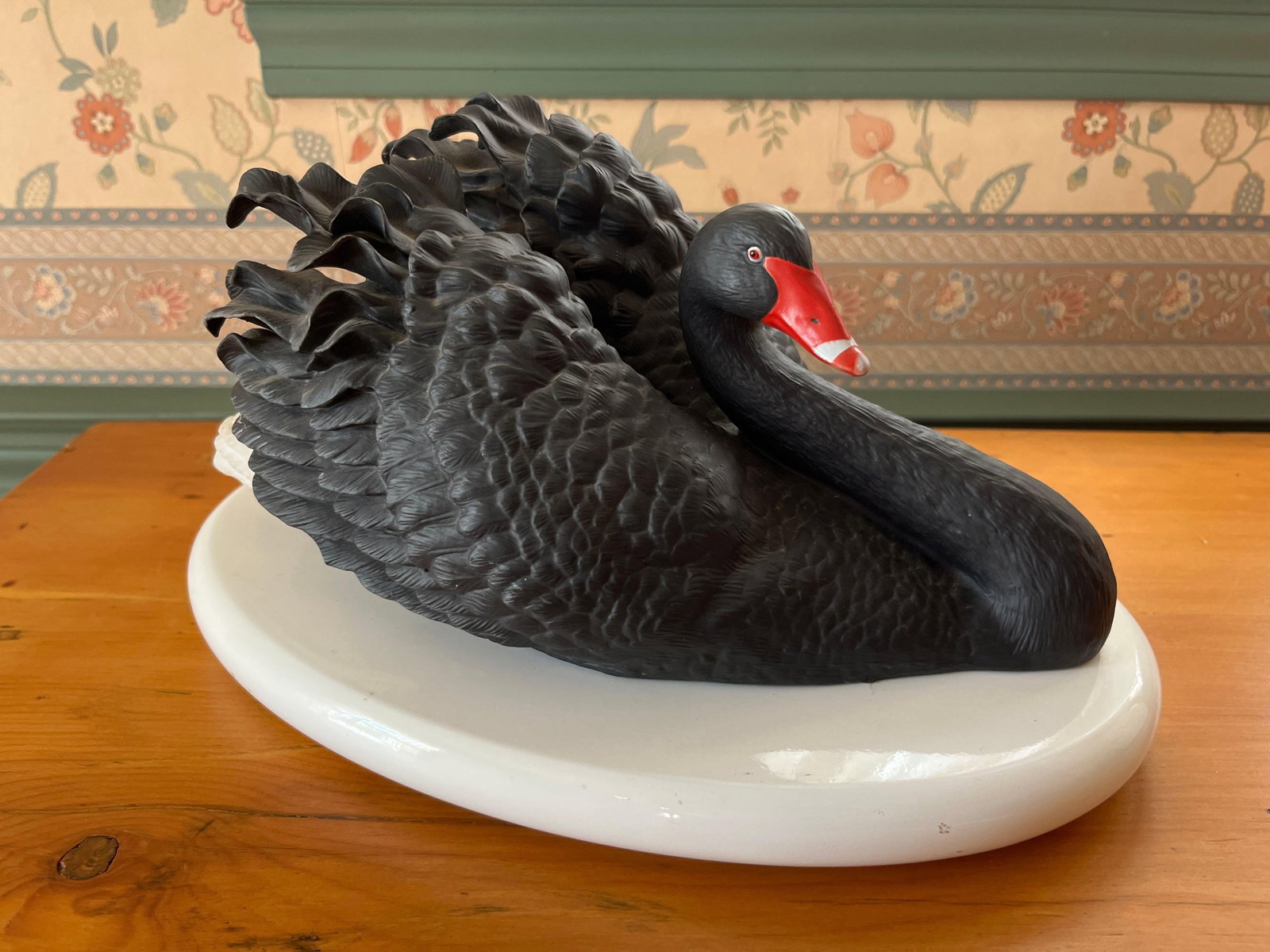 Franklin Mint R. Van Ruyckevelt Black Swan Porc: This bisque porcelain figurine depicts a Black Australian Swan (Cygnus atratus) in a graceful seated posture. Designed by artist Ronald Van Ruyckevelt for The Franklin Mint, the piece is rendered