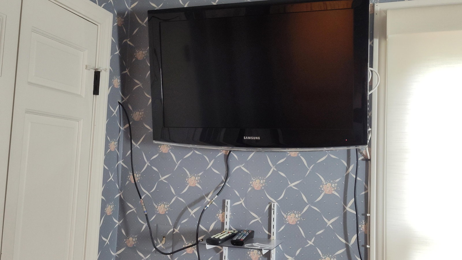 31 in Samsung LCD Television w/ Wall Mount & 2 Remotes (1 of 3)