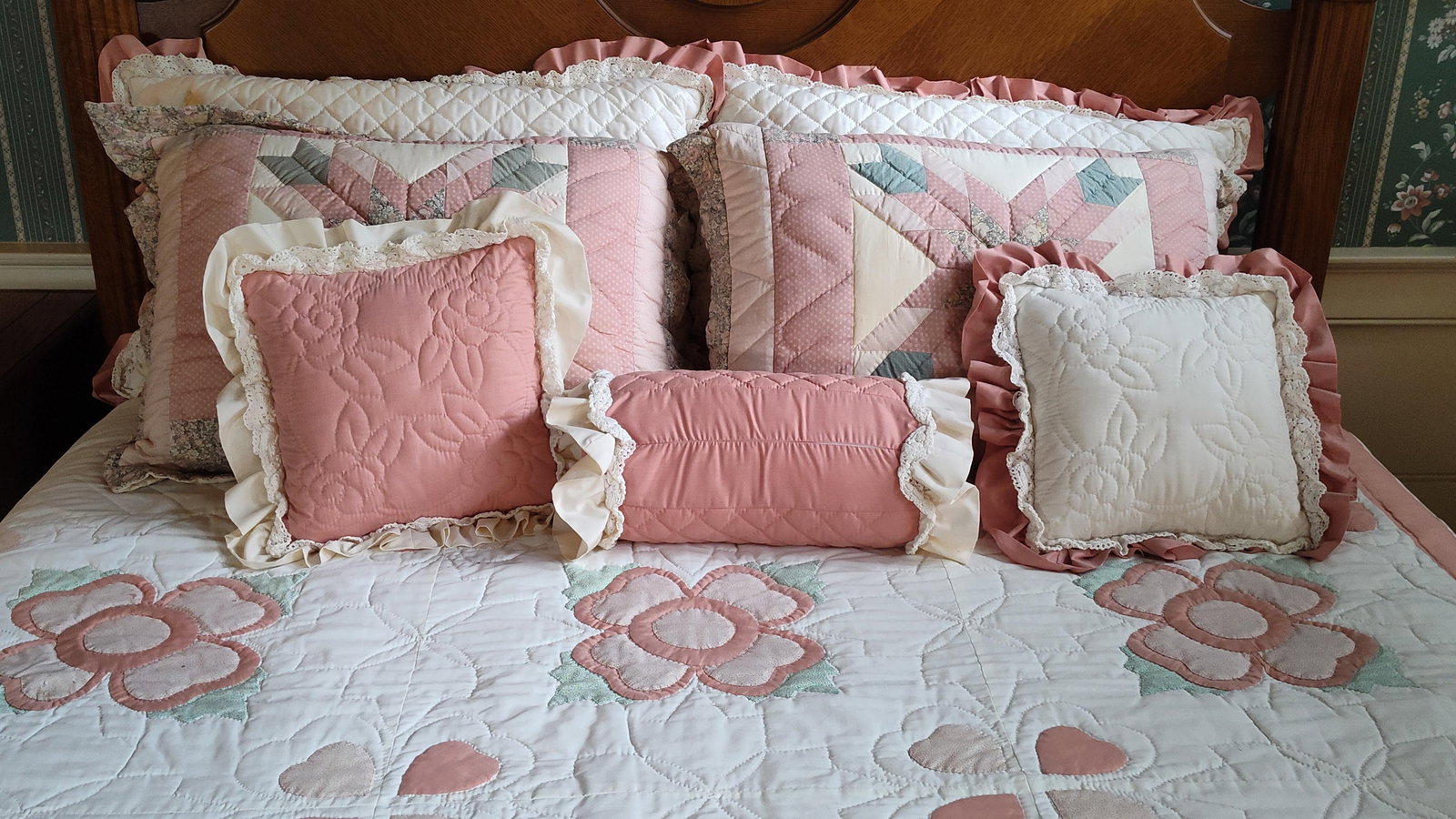 Floral Appliqu? & Patchwork Quilted Bedding Set - 3