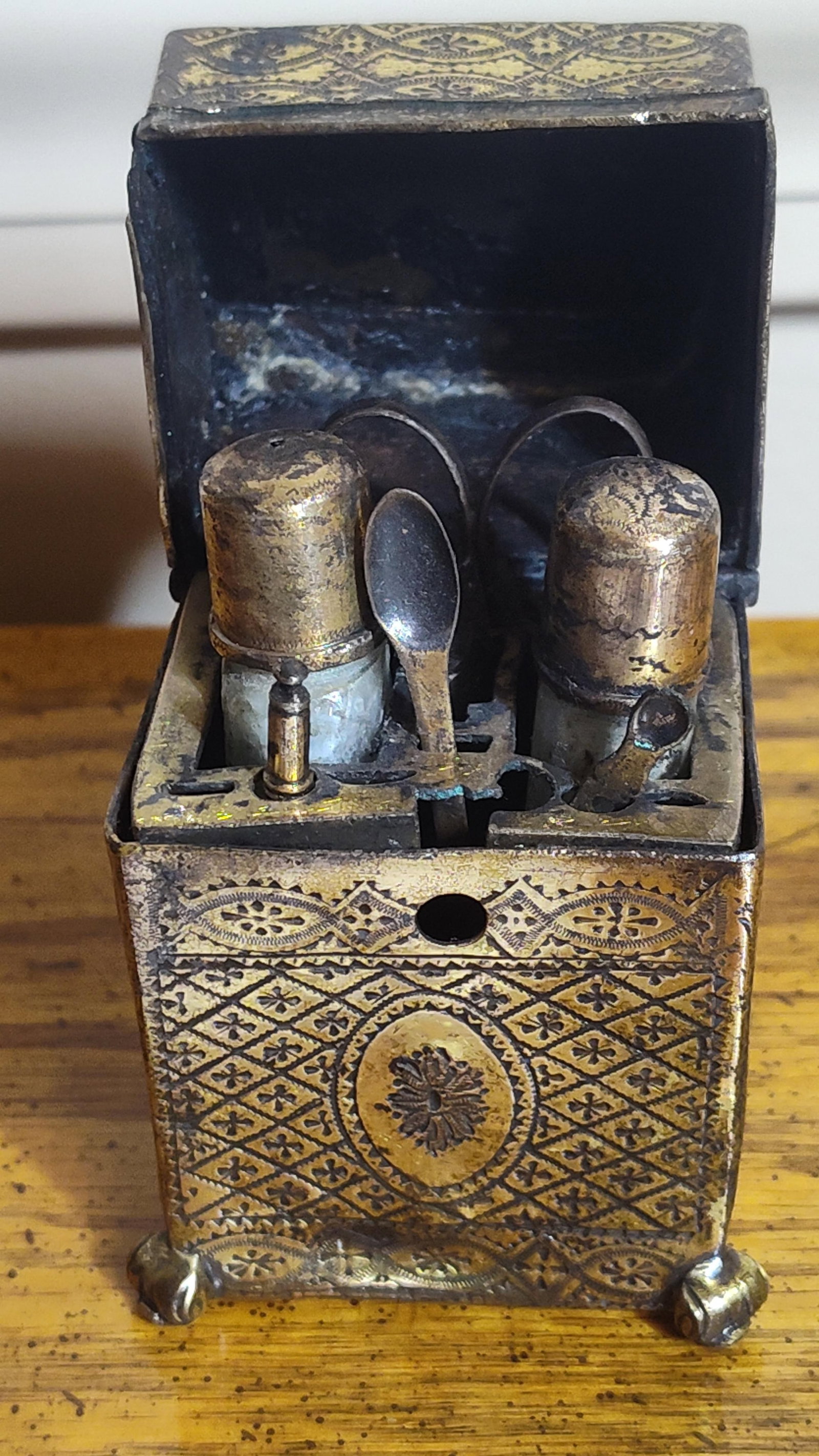 19th C. Gilded Brass Necessaire w/ Bottles & Tools: This travel vanity necessaire set consists of a gilded brass box and an assortment of interior accessories. The compact, footed box is constructed from metal sheets featuring dense, die-stamped