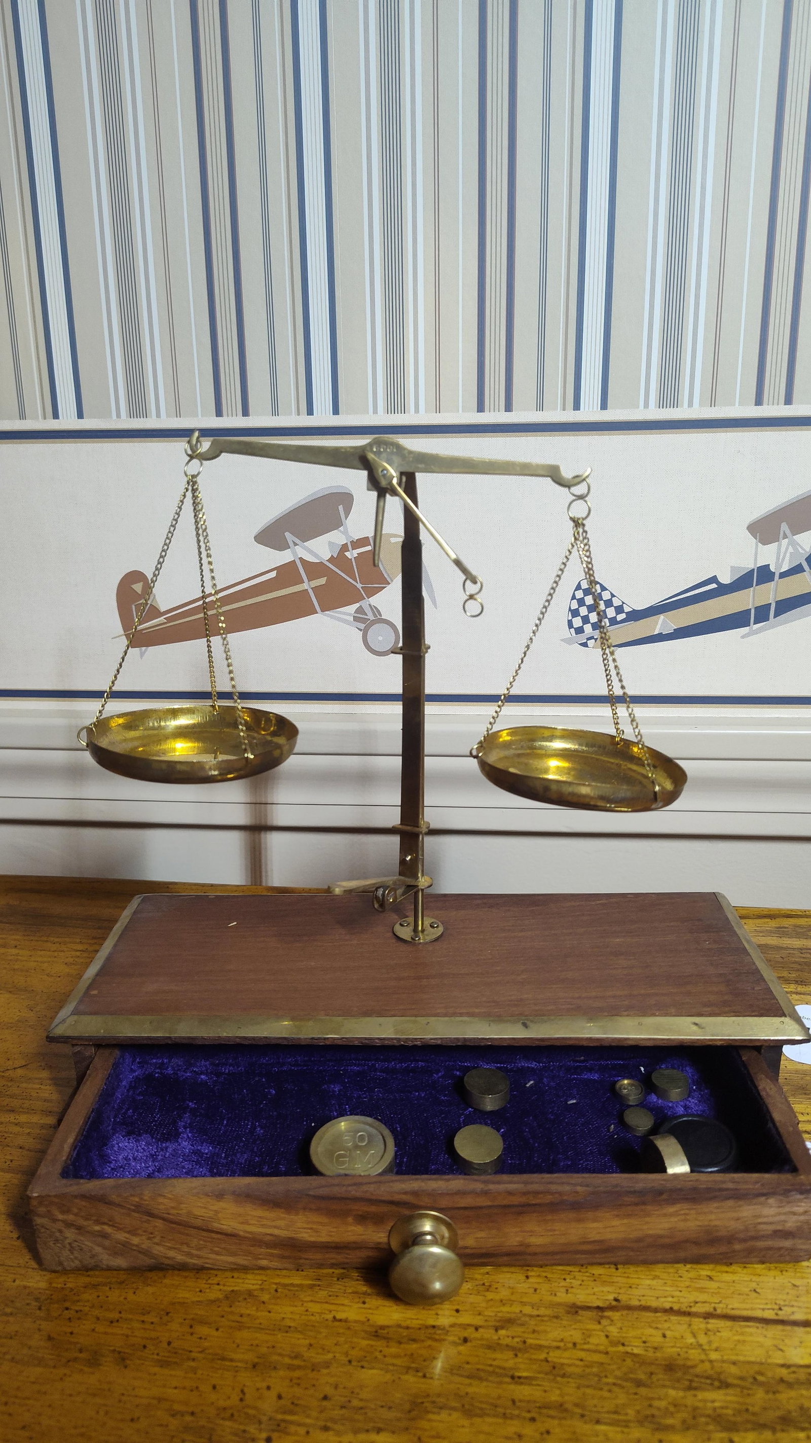 Vtg Brass Apothecary Scale on Wood Base w/ Weights: This vintage beam-style balance scale is designed in the apothecary or laboratory tradition. The instrument features a polished brass horizontal beam with a central vertical indicator needle and