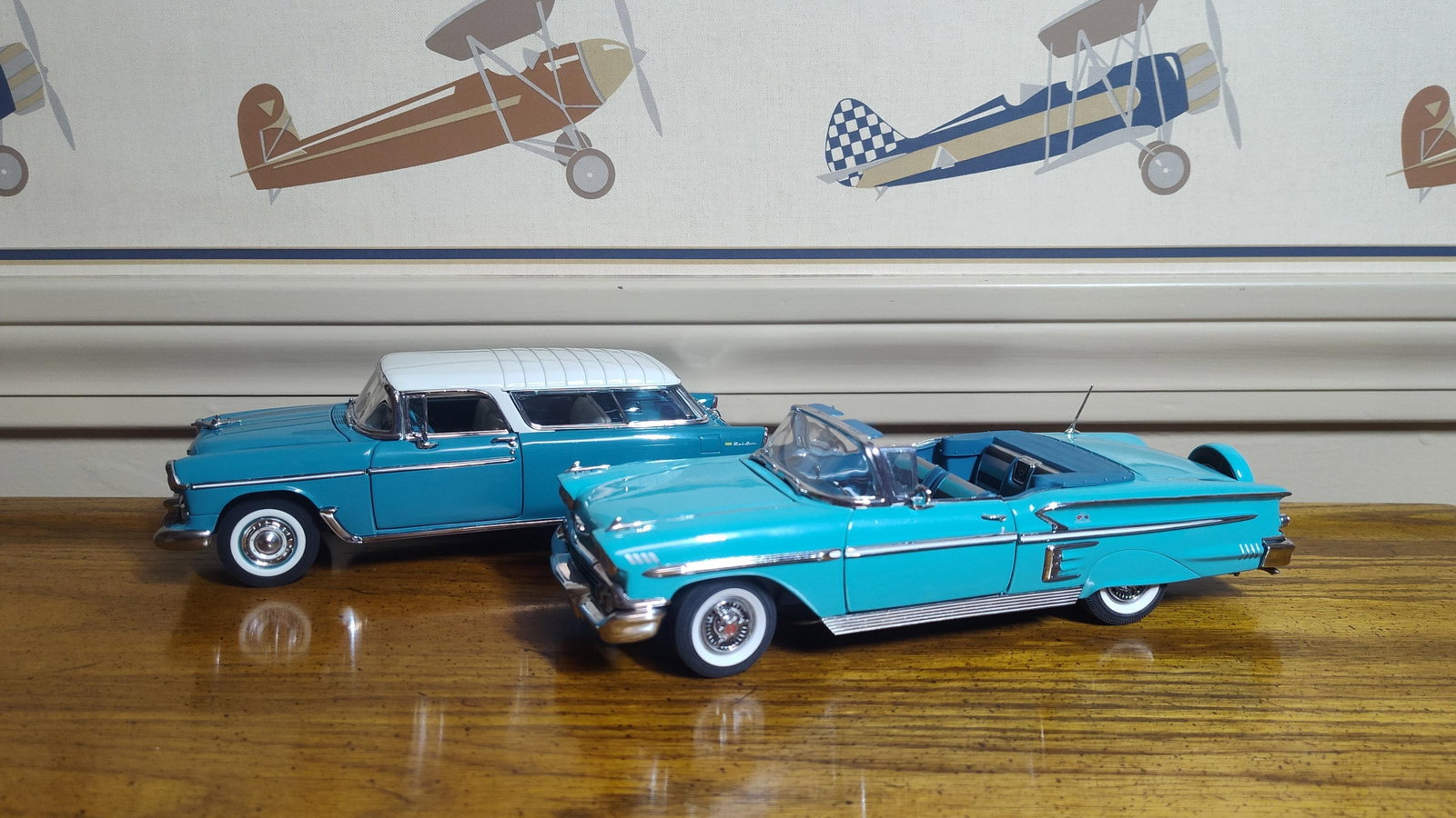 Pair Danbury Mint 1:24 Die-Cast Chevrolet Cars: This lot consists of two precision 1:24 scale die-cast models attributed to Danbury Mint, replicating classic Chevrolet vehicles. The first model is a 1958 Chevrolet Impala Convertible finished in