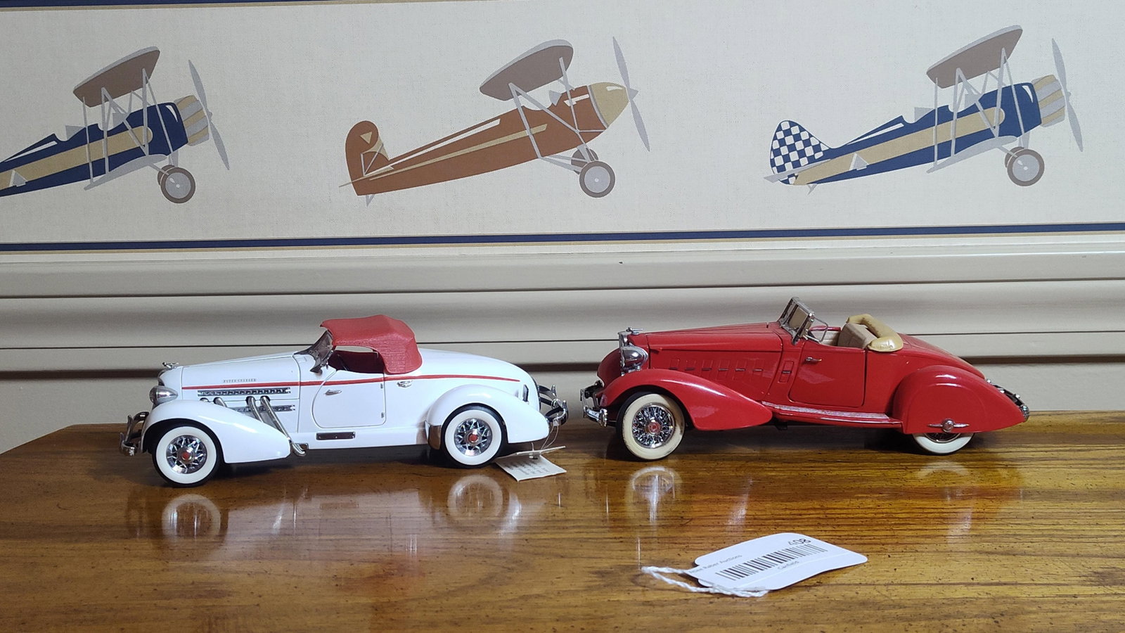 Pair Die-Cast Cars: 1935 Auburn 851 & Duesenberg J: This lot features a pair of precision die-cast model cars in approximately 1/24 scale, attributed to Franklin Mint. The first model is a 1935 Auburn 851 Boattail Speedster, finished in white with a re