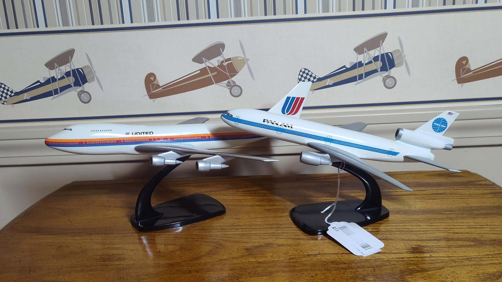 Pair Commercial Airline Desktop Display Models (1 of 3)