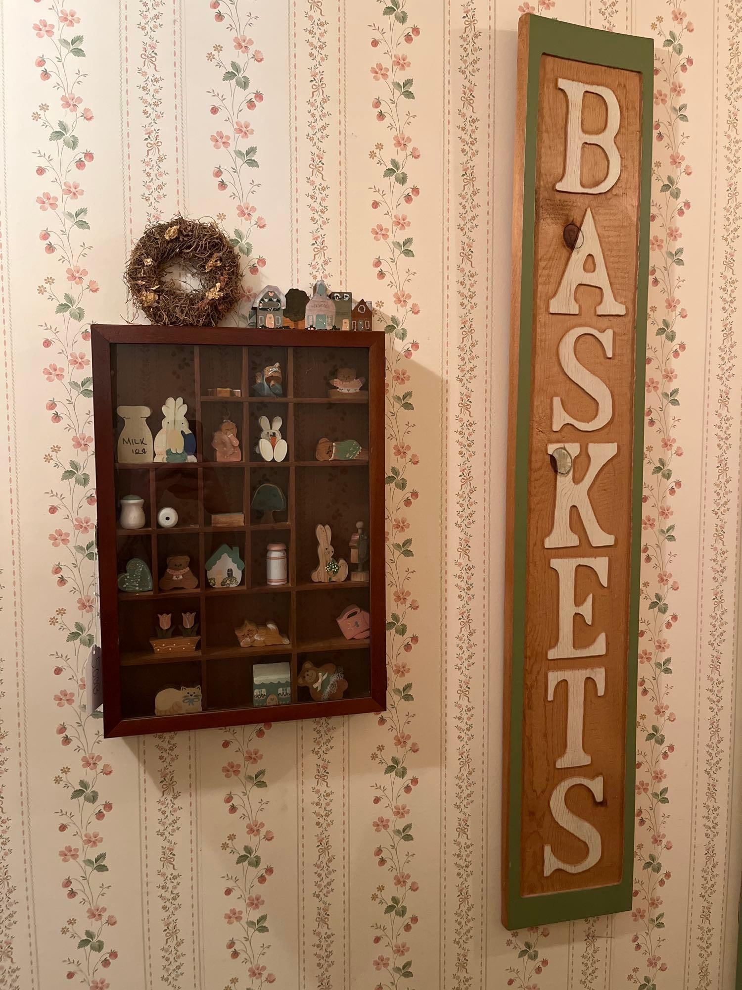 Set Country Primitive Style Wooden Folk Art: This lot features a wall-mounted wooden shadow box display cabinet, a vertical wooden sign, and a variety of hand-painted folk art figurines. The display case is constructed from dark-stained wood wit