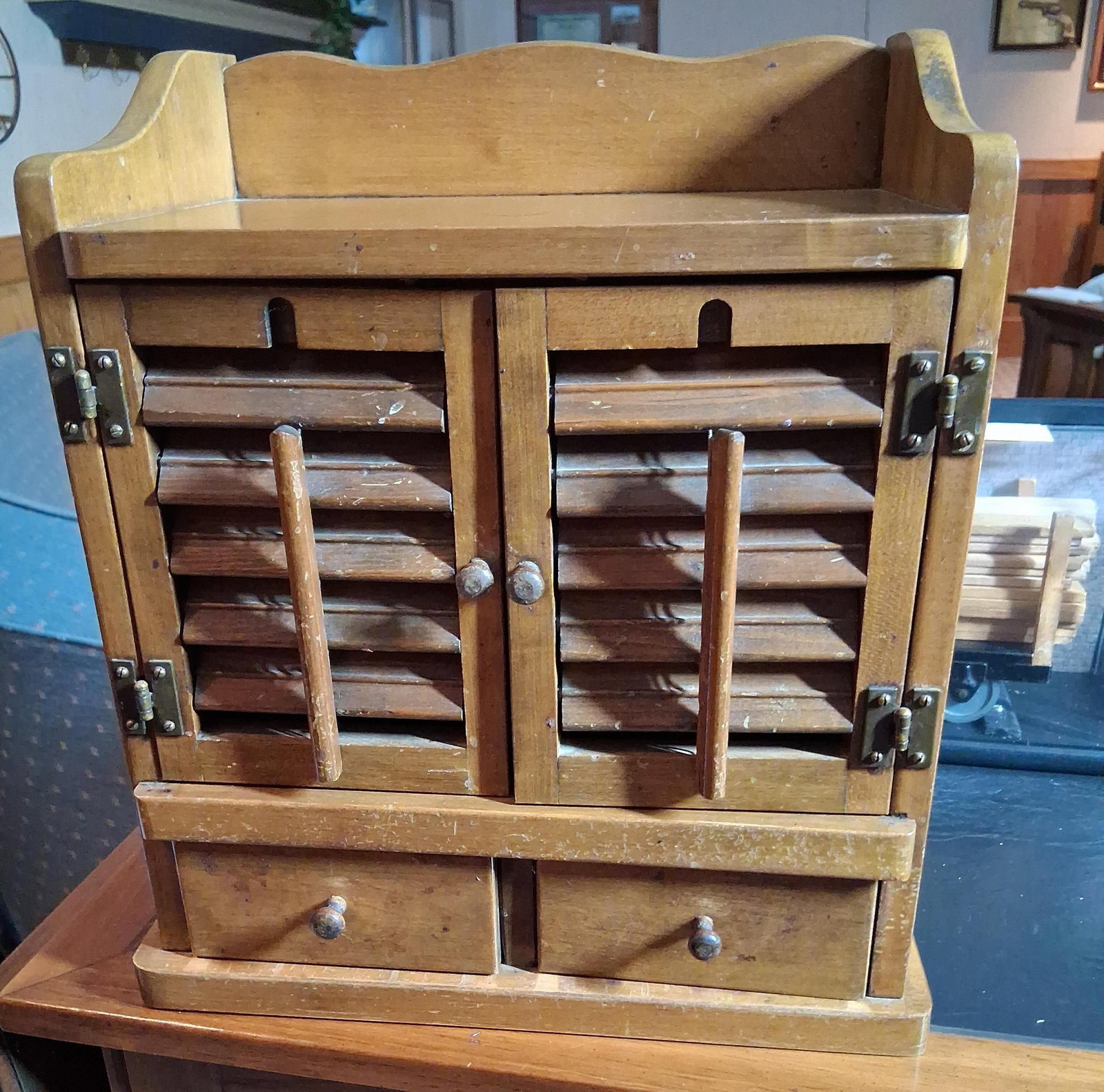 A mid-century novelty vacuum tube radio (1 of 7)