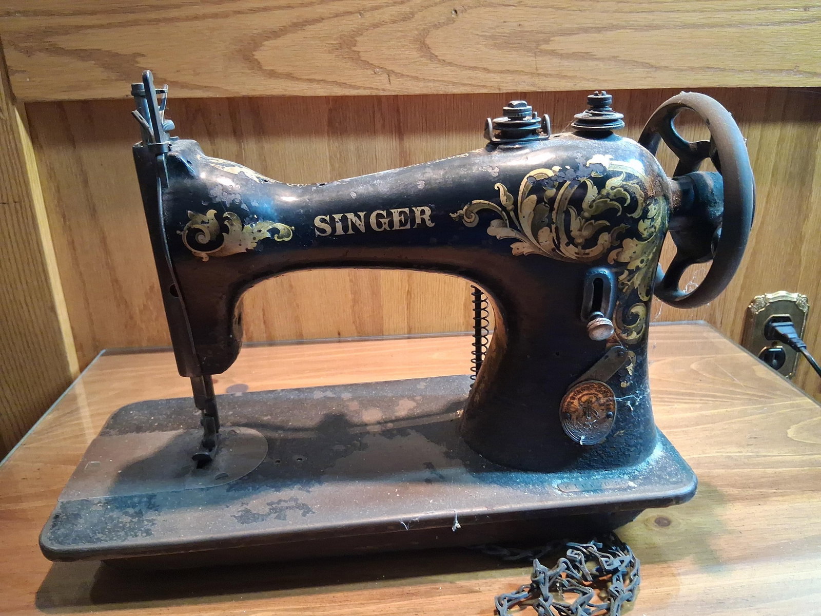Singer Model 13-3 Industrial Sewing Machine Head: An antique Singer Model 13-3 sewing machine head, manufactured for industrial or heavy tailoring use. The unit features a cast iron frame with a black japanned finish and is embellished with gold-tone