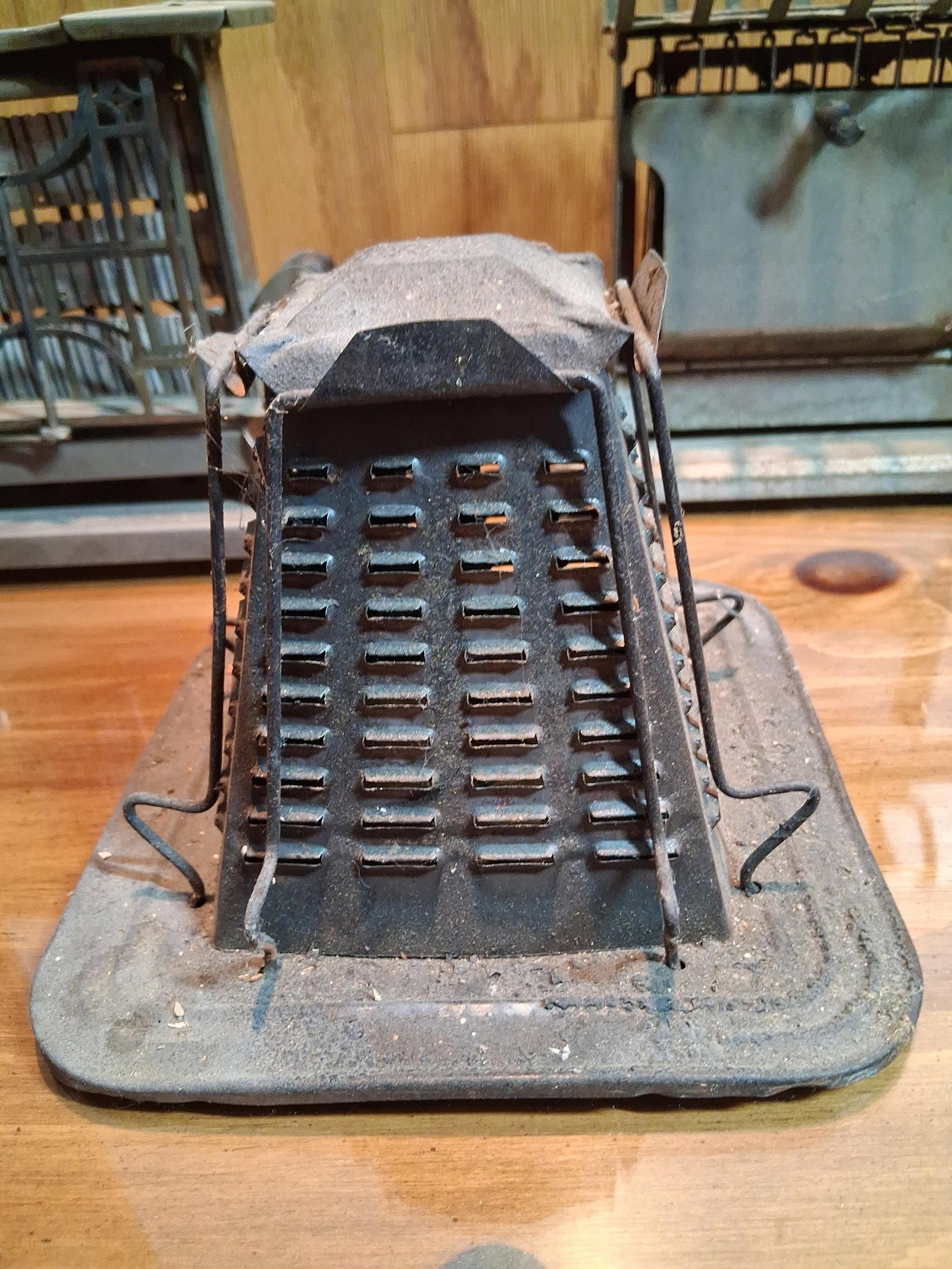 Universal & Simplex Antique Toasters, Set 3 - 4