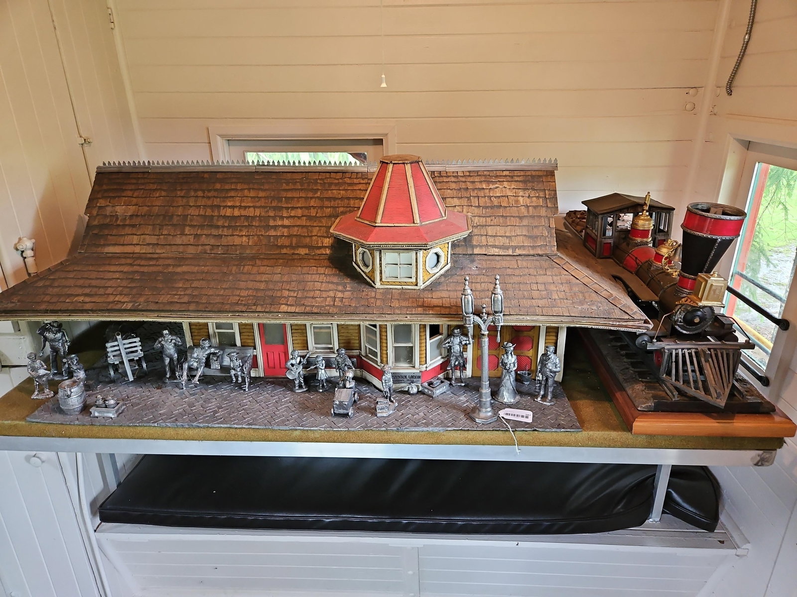 Victorian Train Station Diorama w/ Metal Figures (1 of 15)