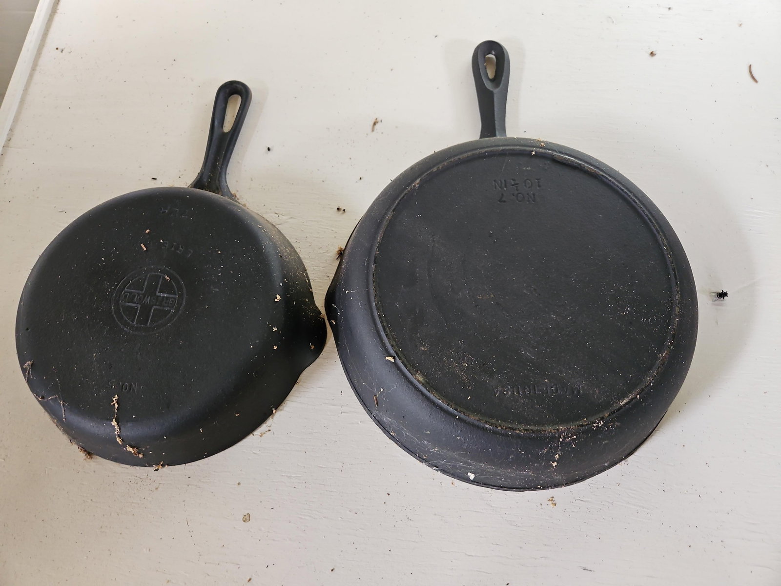 Griswold No. 3 & Vtg American Cast Iron Skillet (1 of 7)