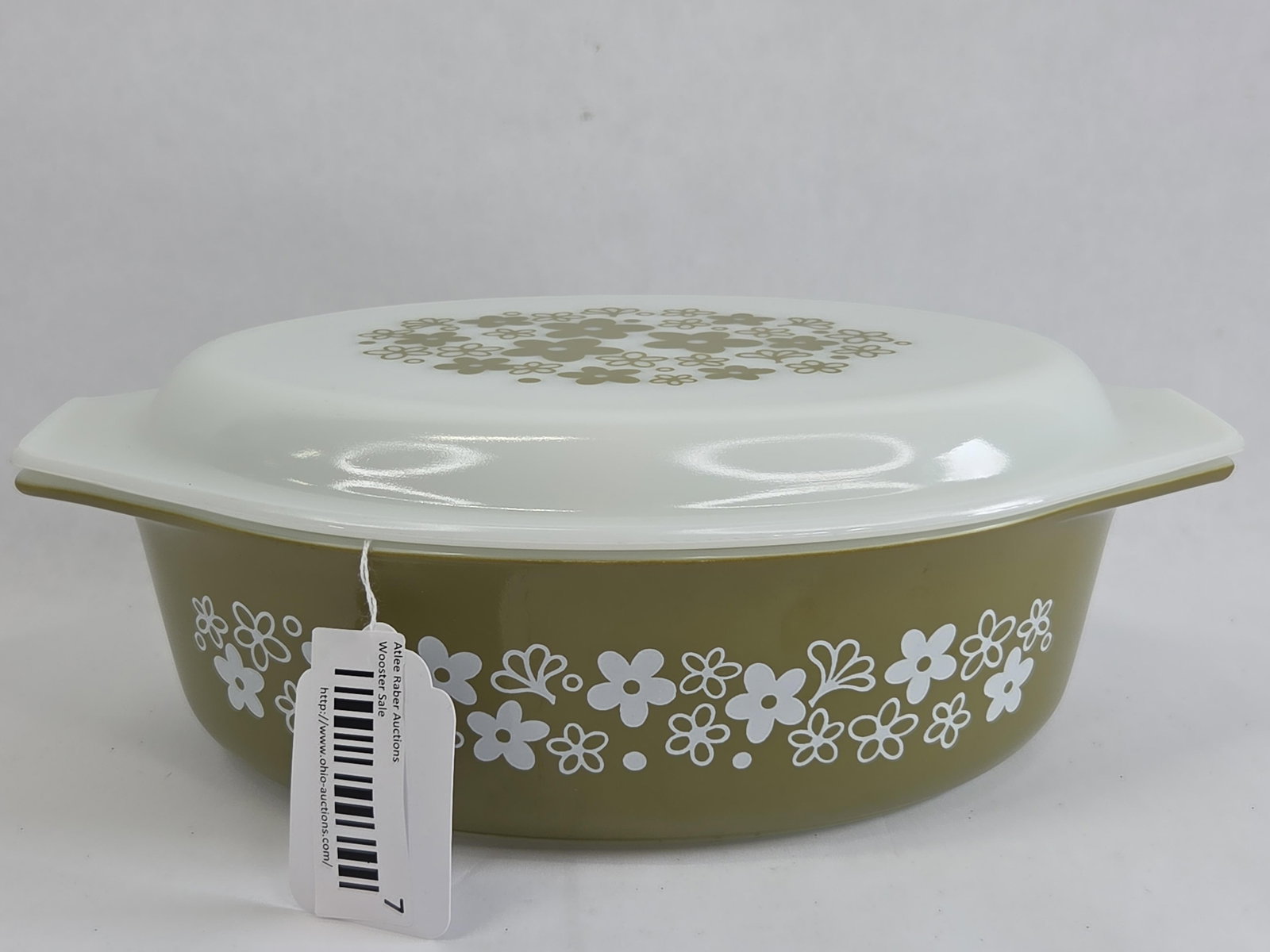Pyrex 2.5 Quart Oval Covered Casserole Dish in Spring Blossom Green Pattern (1 of 5)