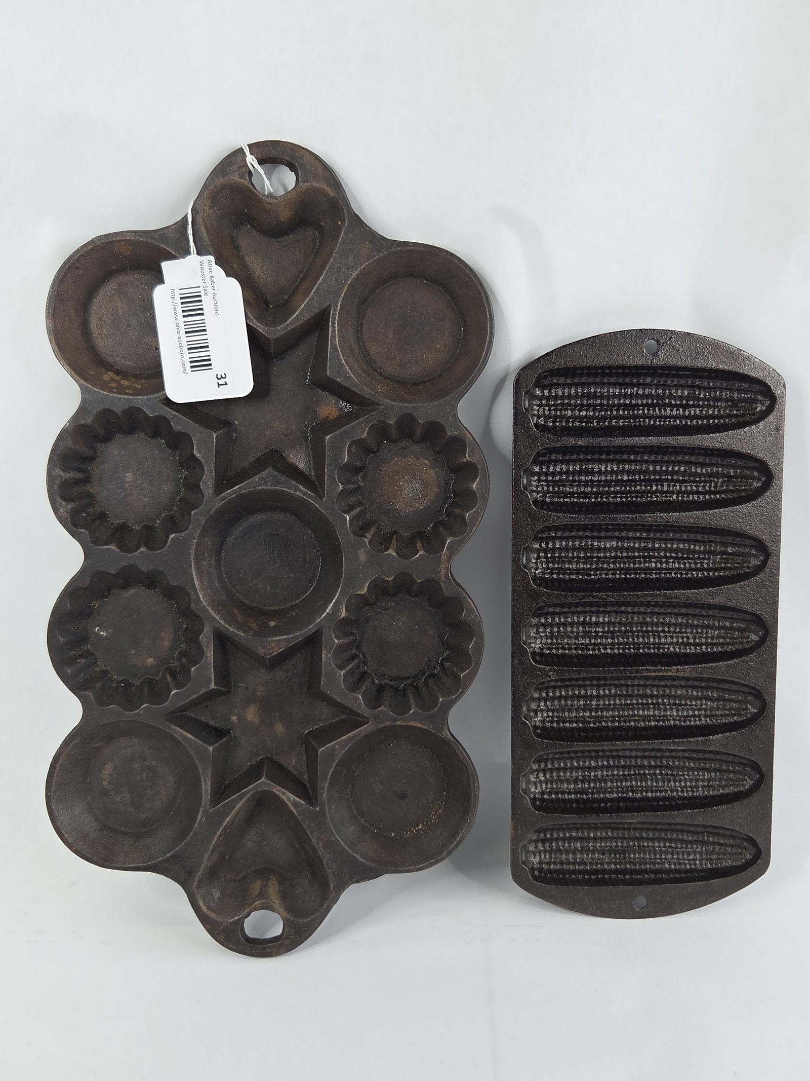 Two Cast Iron Baking Pans Including a Lodge Cornstick Pan (1 of 7)
