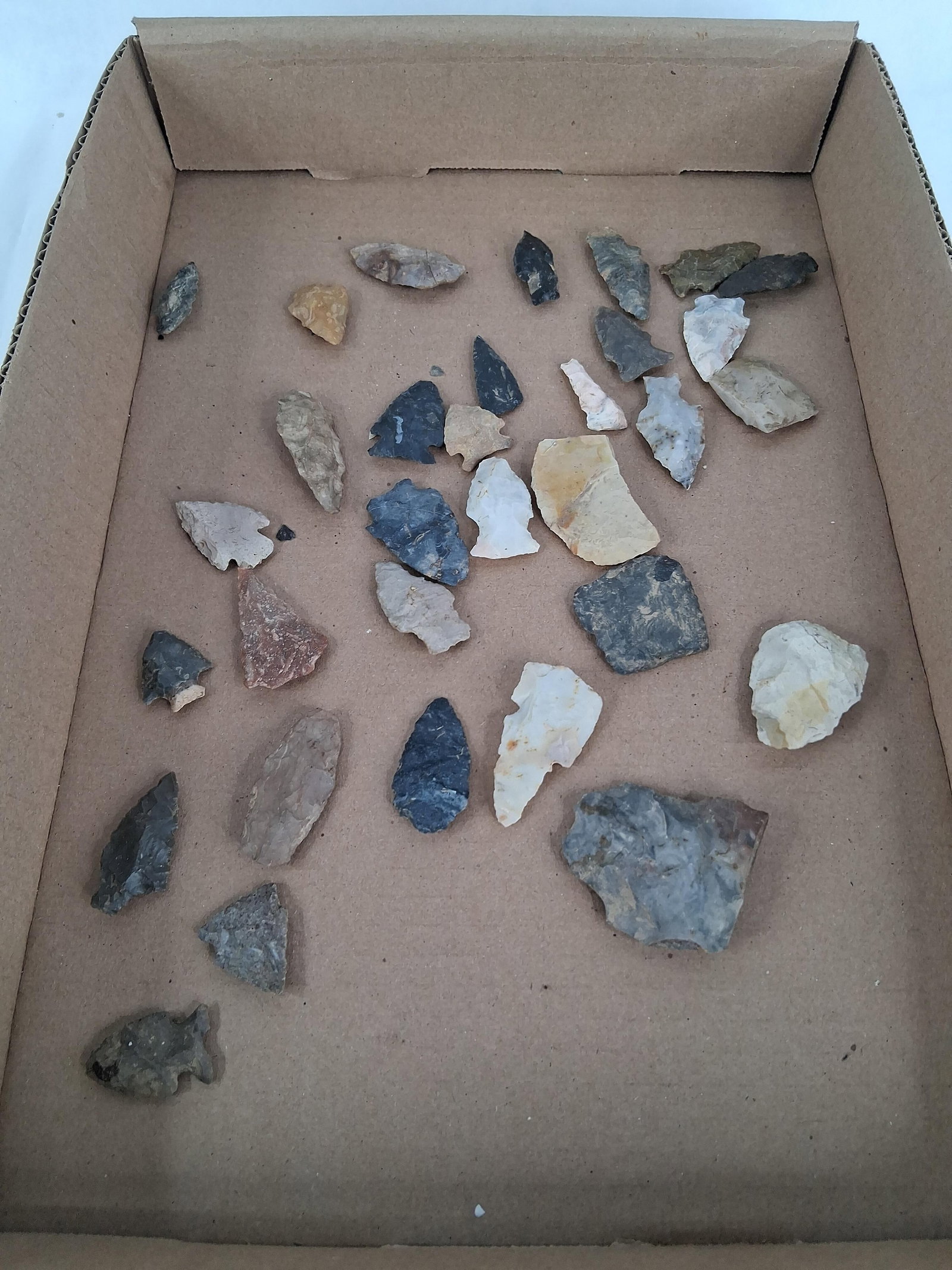 Indigenous North American Prehistoric Lithic Set: This collection consists of approximately 29 prehistoric lithic artifacts representing various Indigenous North American stone tool technologies. The grouping features a range of diagnostic projectile