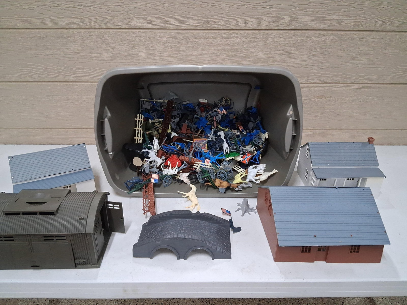 Marx & Tim Mee Plastic Civil War Playset: This collection consists of a large assortment of molded plastic toy soldiers and playset accessories, primarily themed around the American Civil War. The lot features numerous infantry and cavalry