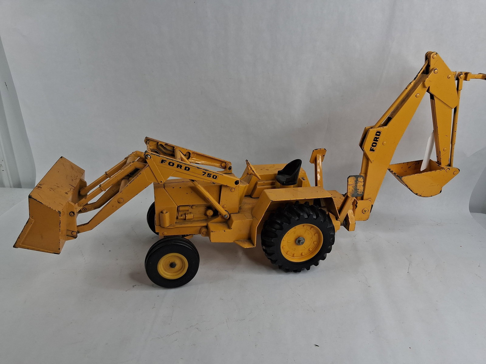 Ertl Ford 750 Backhoe Loader (1 of 7)