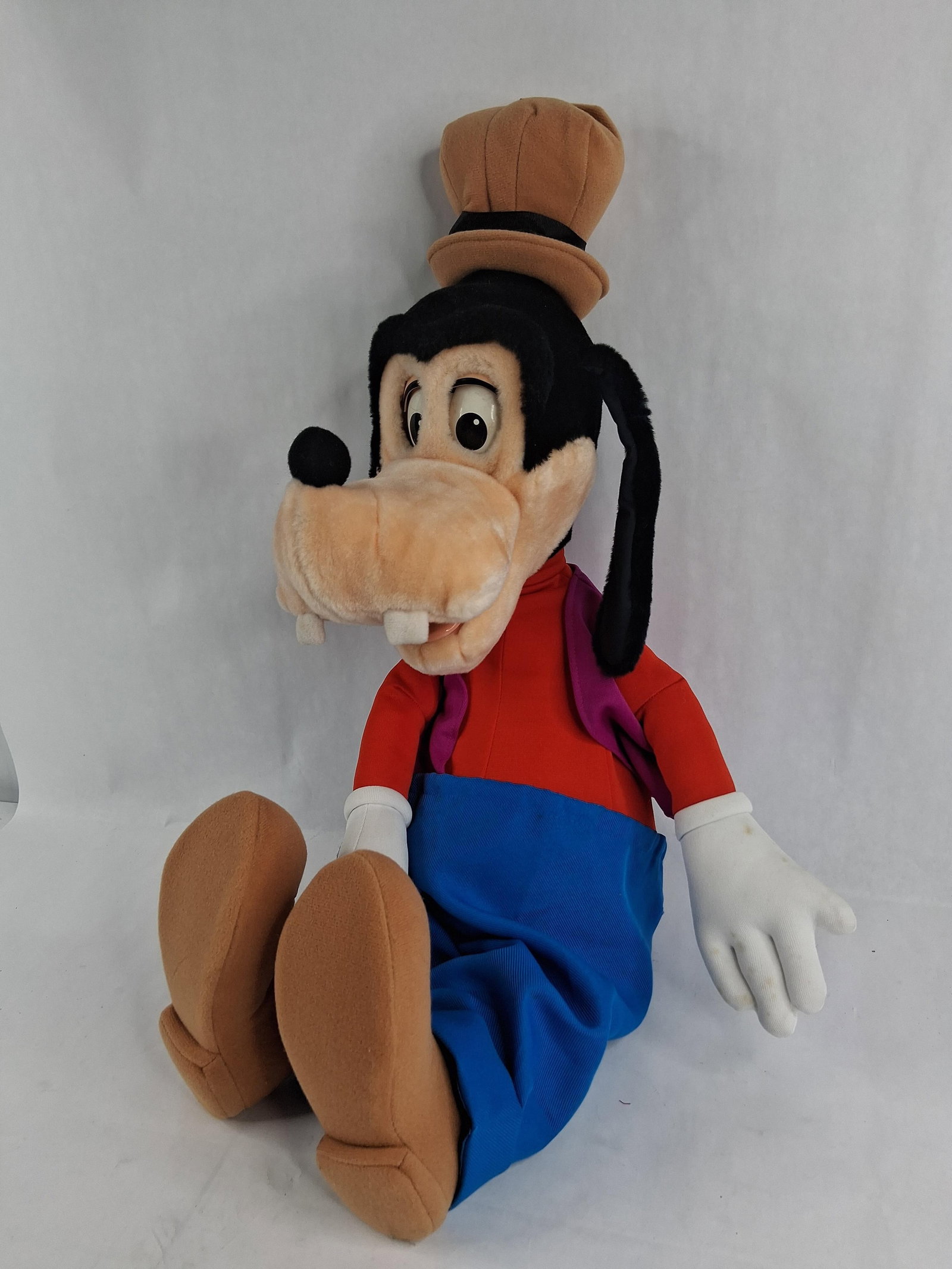Worlds of Wonder Disney Talking Goofy Plush Toy: 26 in long This is an electronic talking plush character toy representing the Disney character Goofy, manufactured by Worlds of Wonder in the late 1980s. The figure features a plush head with plastic