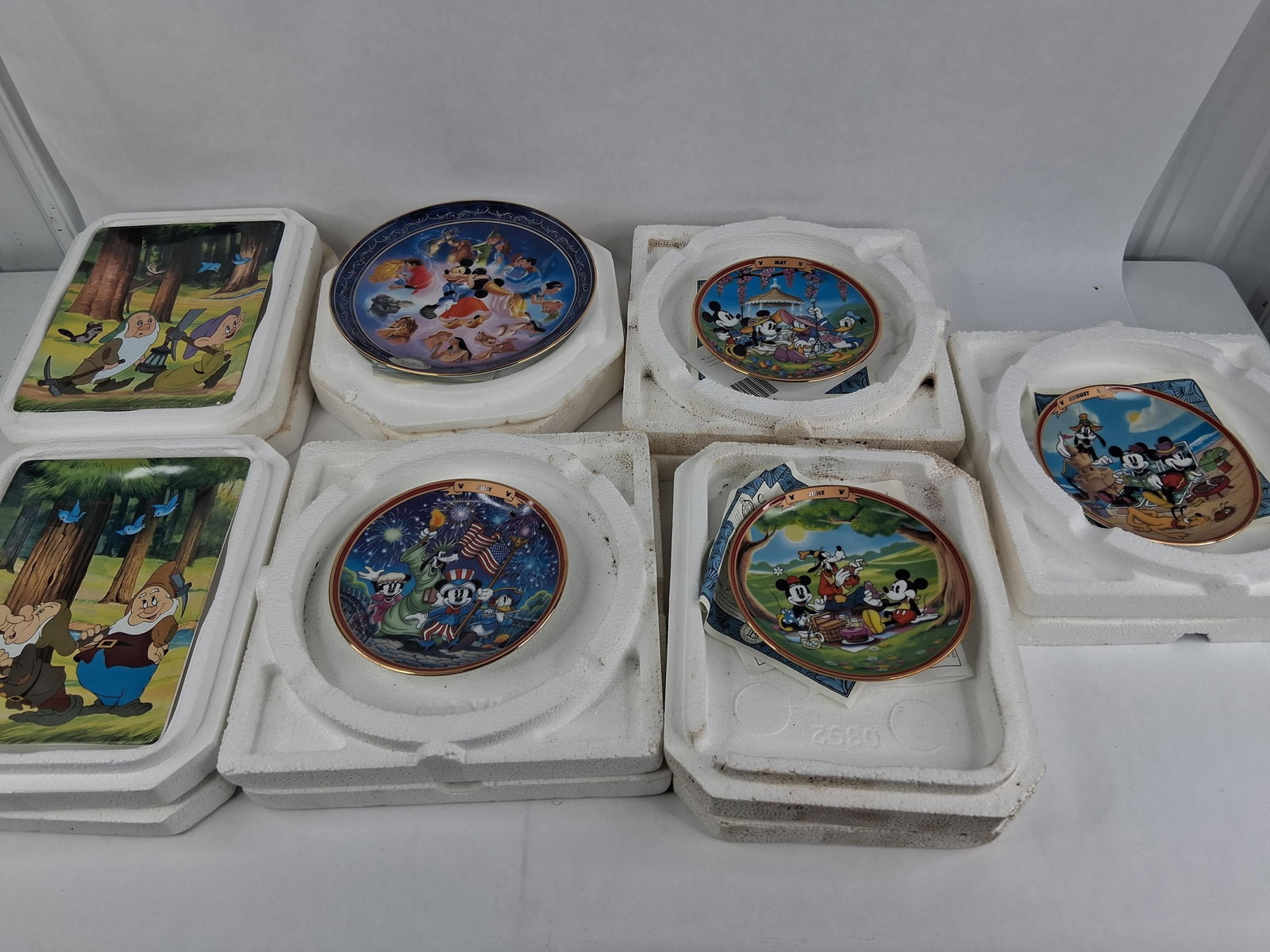 Bradford Exchange Disney Porc. Plates Set: This lot features a group of Disney-themed decorative porcelain plates produced by The Bradford Exchange. The collection includes two rectangular plates from a series inspired by Snow White and the
