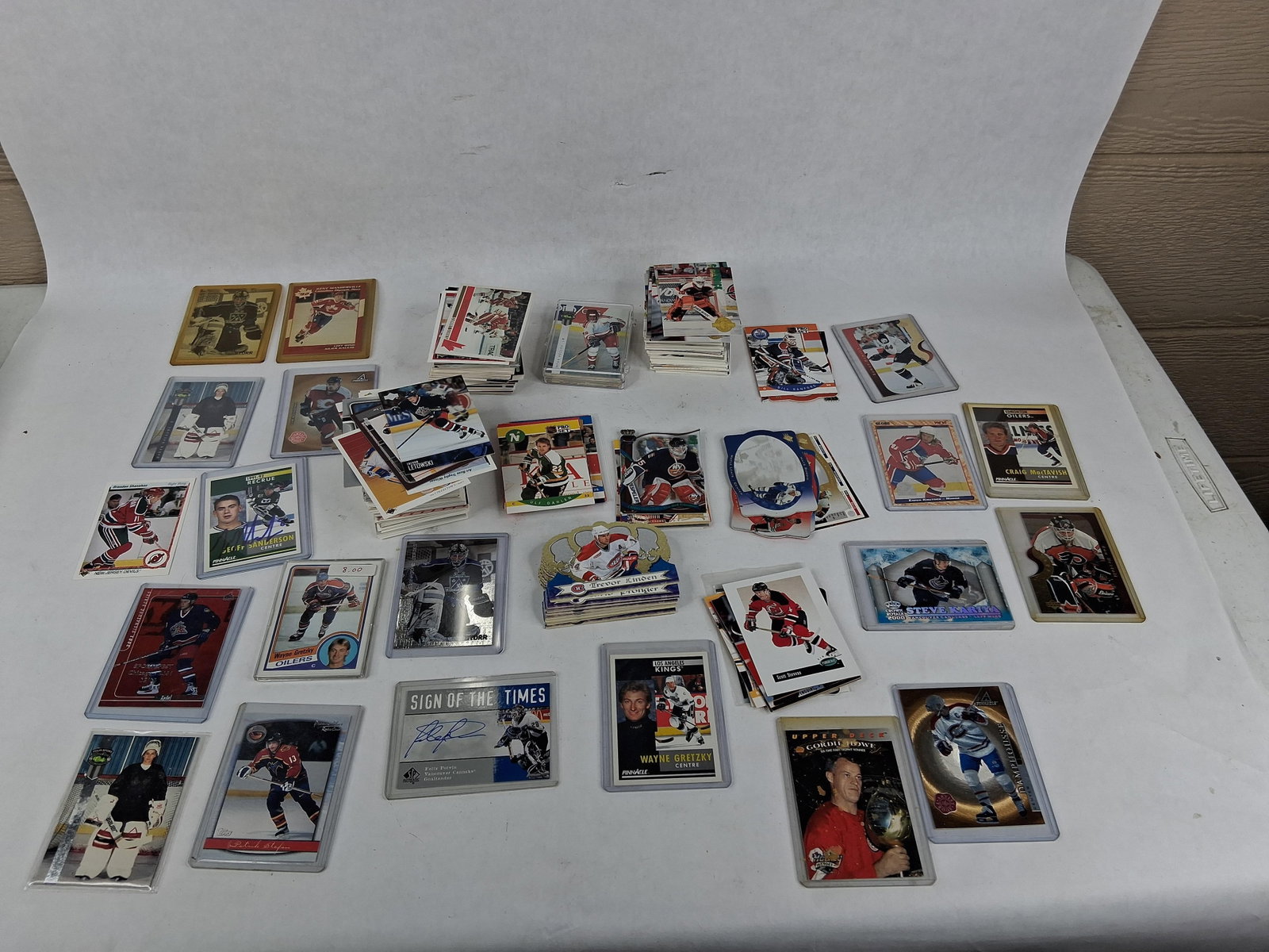 Hockey Cards: Autographed Parallels & Die-Cuts: This collection of hockey trading cards spans from the late 1980s through the early 2000s and features various brands including Upper Deck, Pinnacle, Pro Set, Topps, and SP Authentic. The lot