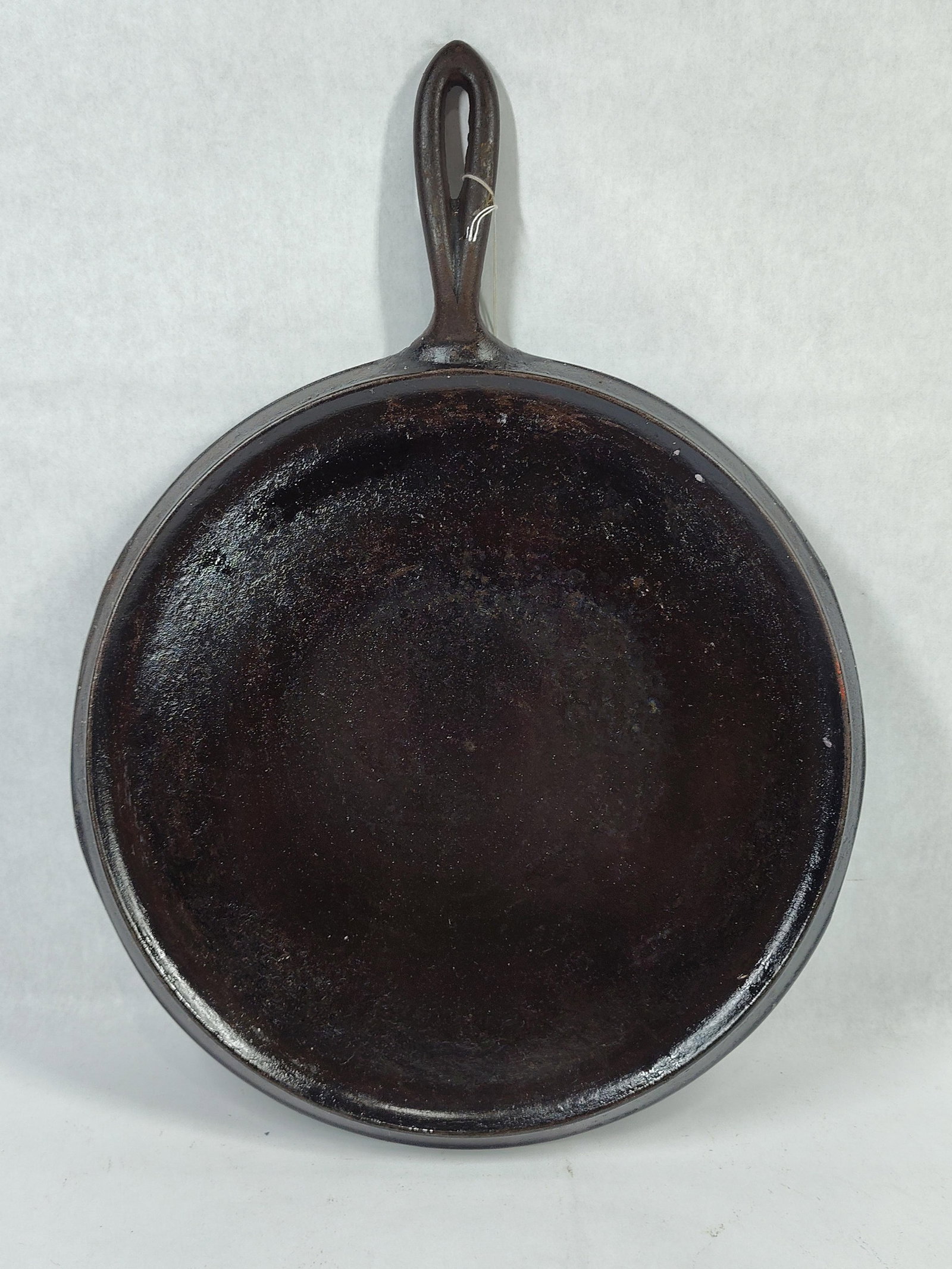 Griswold ERIE No. 10 Cast Iron Round Griddle 740 (1 of 2)
