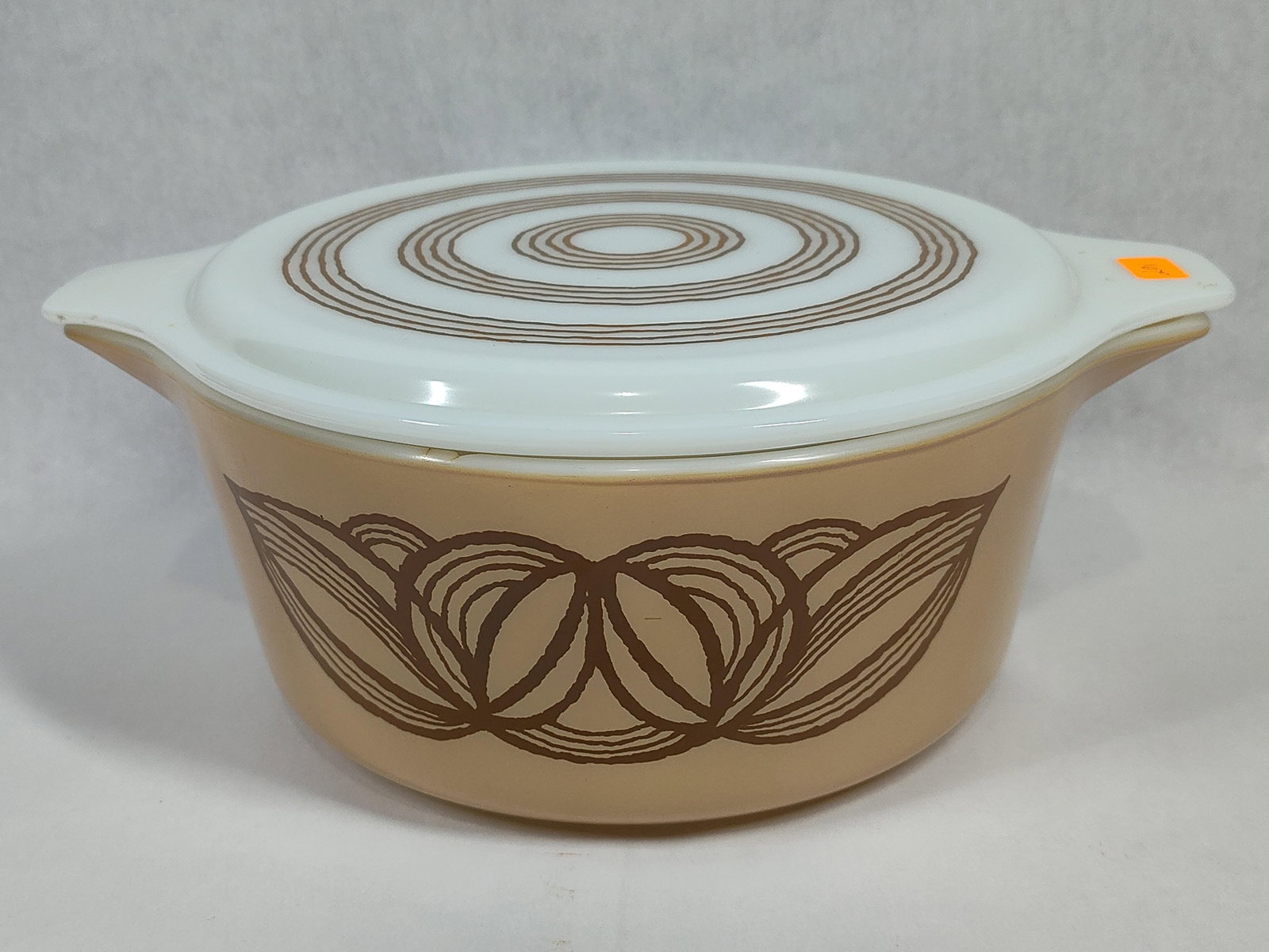 Pyrex Brown Onion Raffia Covered Casserole Dish (1 of 3)