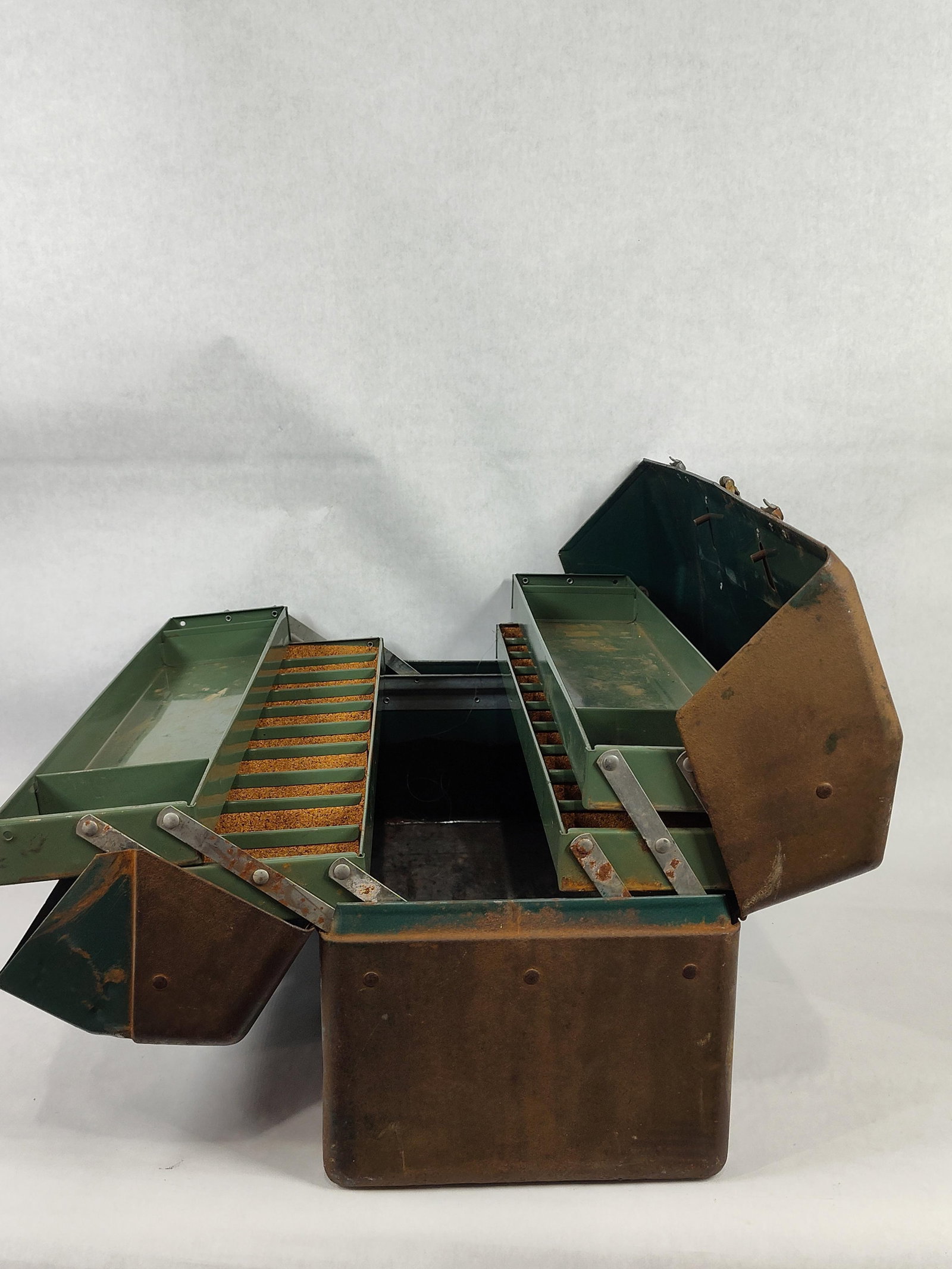 Walton Grip-Loc Metal Cantilever Tackle & Tool Box (1 of 4)